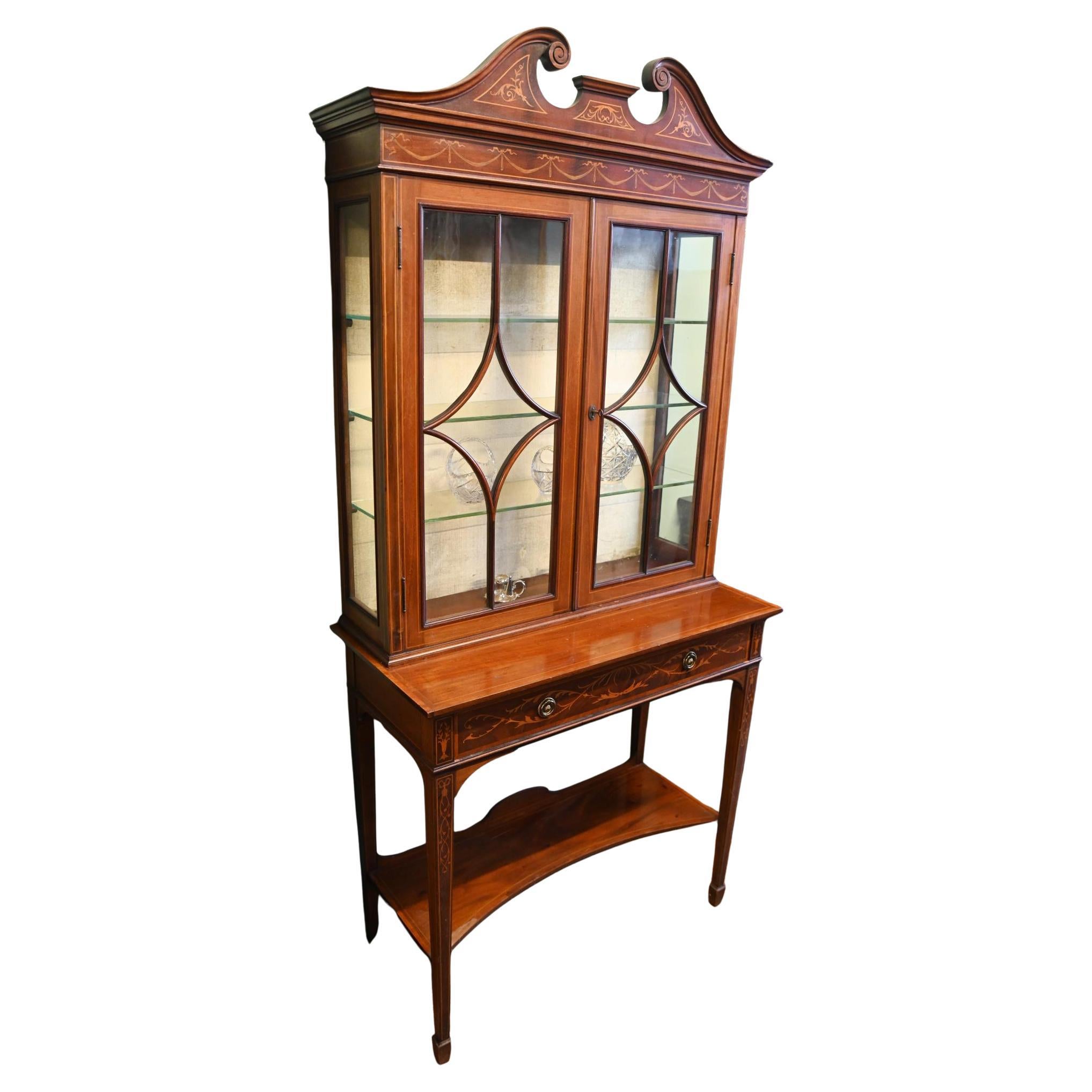 Vitrina eduardiana de caoba con incrustaciones Sheraton 1900