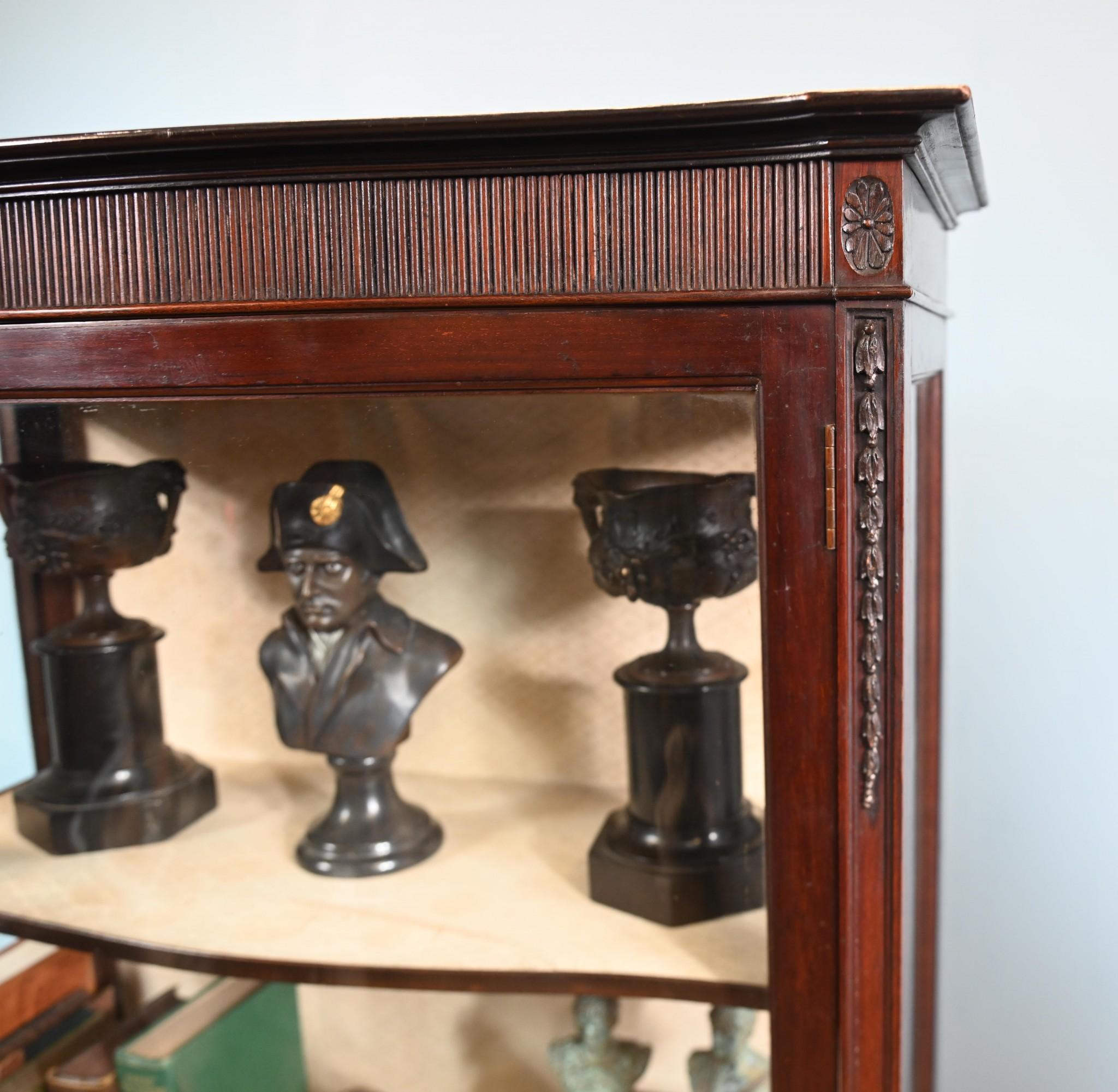 Vetrinetta edoardiana in mogano Vitrine 1910 in vendita 3