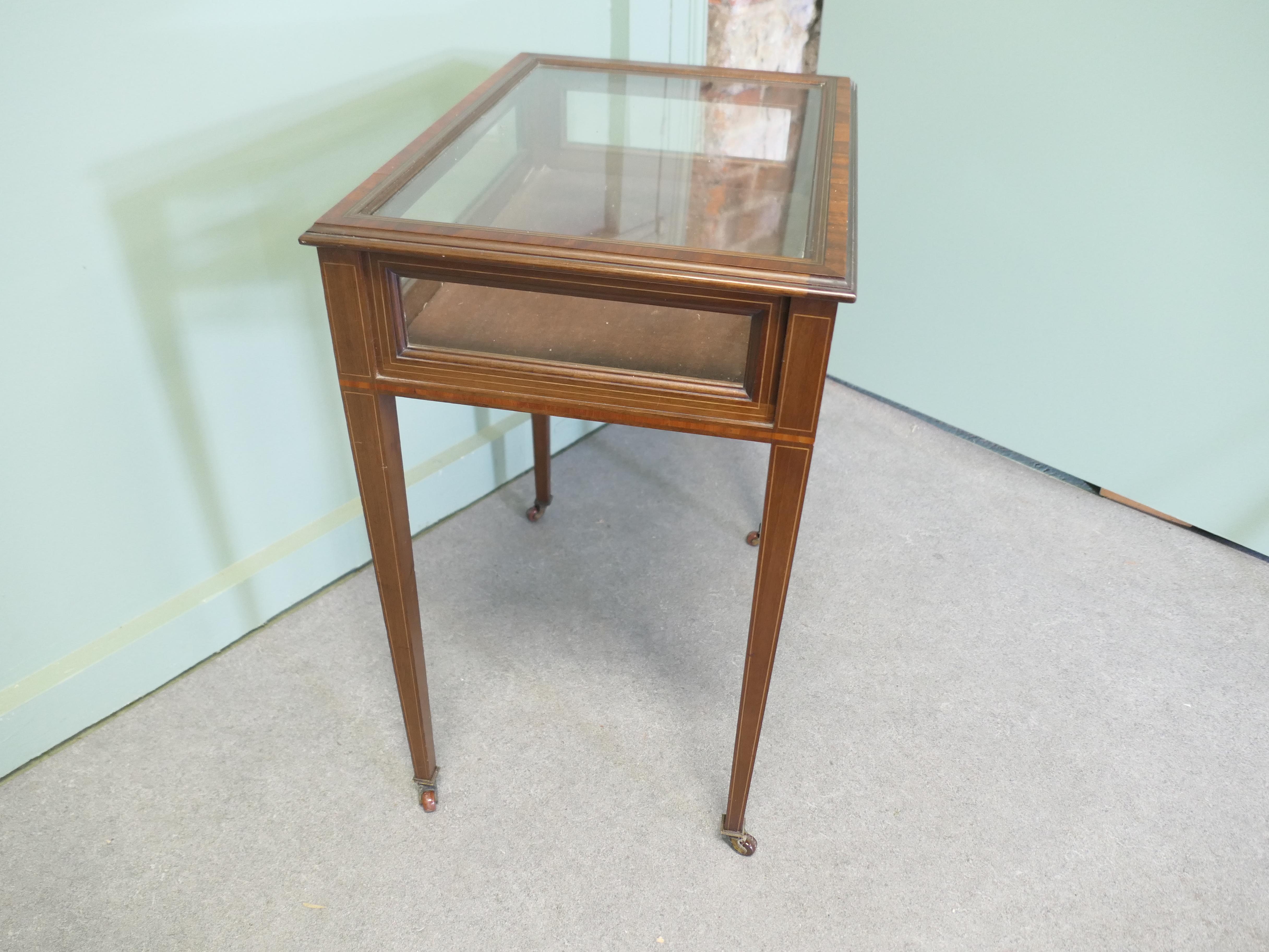 Vitrina eduardiana, joyería de mesa, etc. Nogal en venta