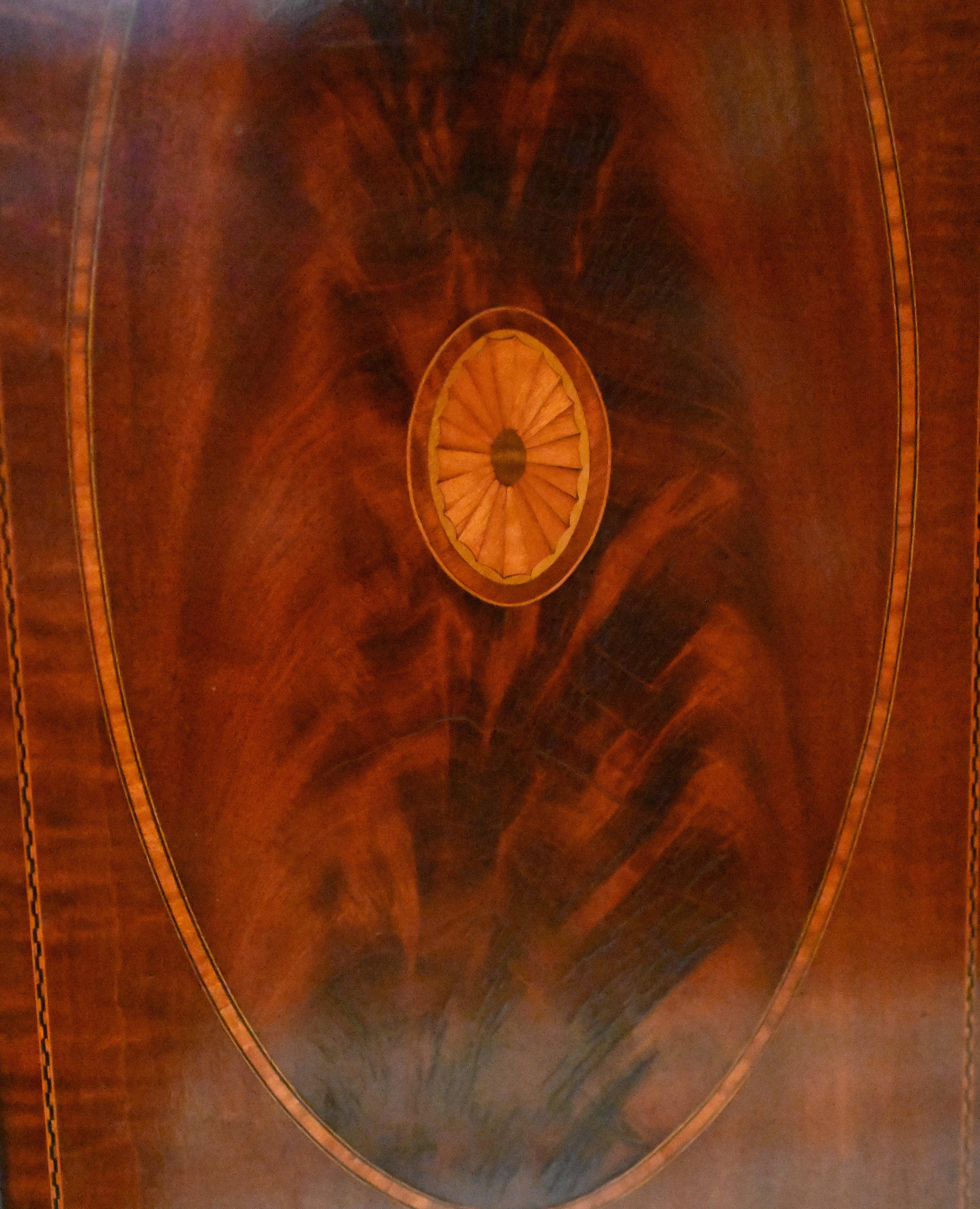 Edwardianischer Vitrinenschrank Sheraton-Mahagoni-Intarsien 1910 im Zustand „Gut“ im Angebot in Potters Bar, GB