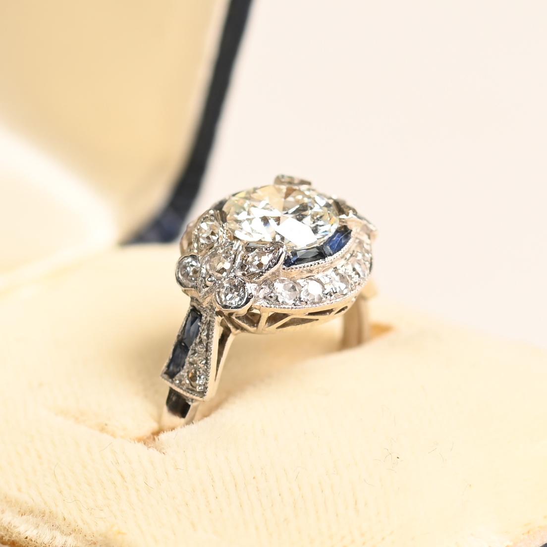 Angeboten wird hier ein bemerkenswerter originaler edwardianischer Verlobungsring, handgefertigt aus Platin, um 1910. In seiner Mitte glänzt ein atemberaubender ca. 1,40 Karat alter europäischer Diamant im Brillantschliff, mit der Graduierung I in