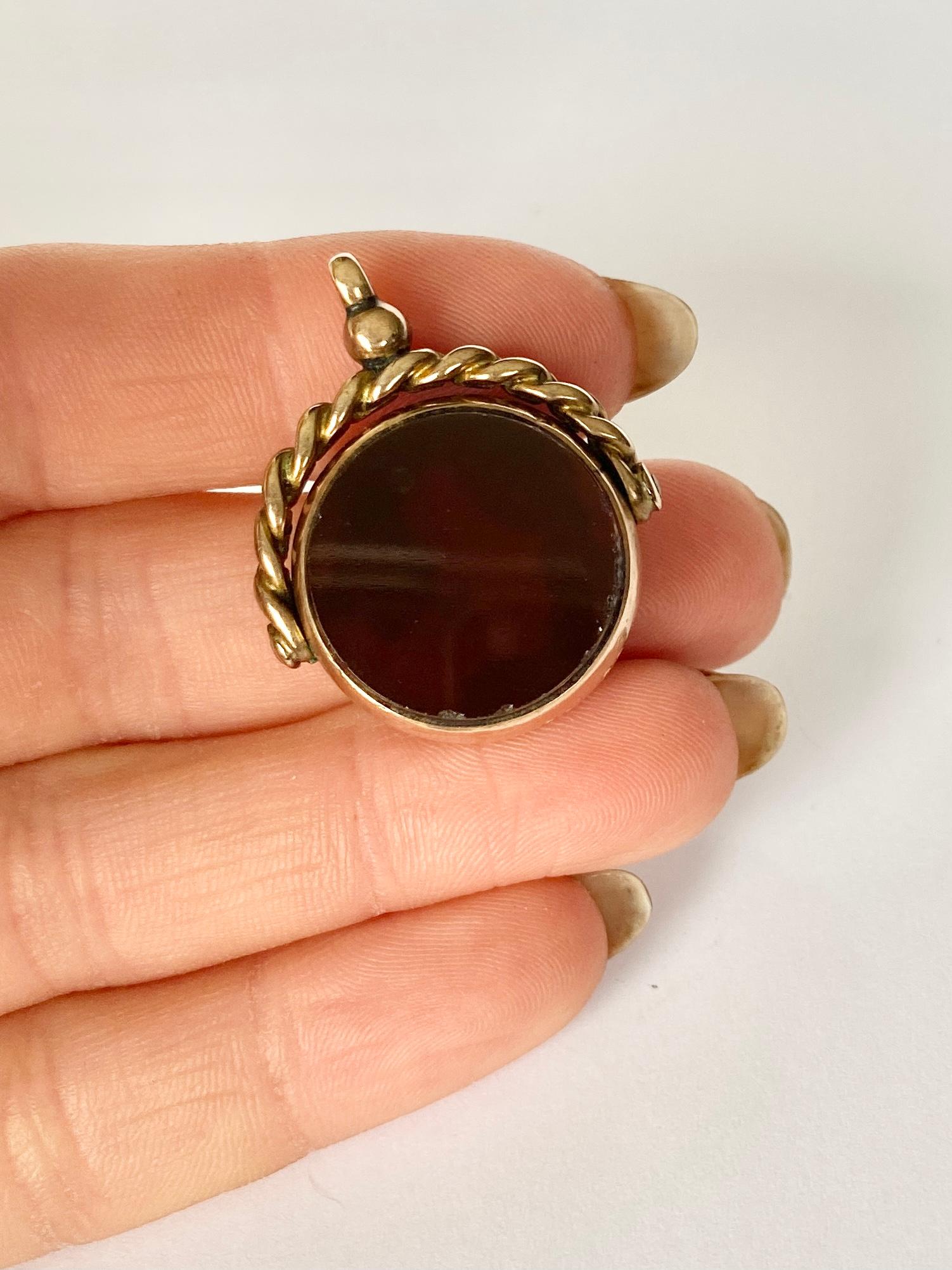 Edwardian Double Sided Bloodstone and Carnelian 9 Carat Swivel Fob In Good Condition In Chipping Campden, GB