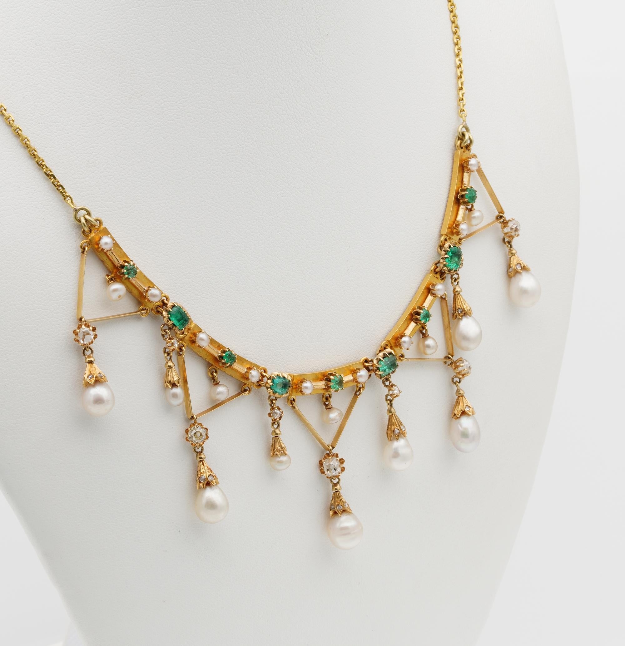 Frühe seltene Diamant-Perlen-Smaragd-Swag-Halskette im Edwardian-Stil (Smaragdschliff) im Angebot