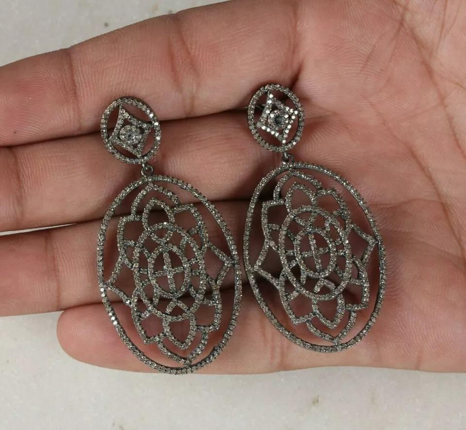 Taglio rotondo Orecchino edoardiano con pavé di diamanti in argento 925 in vendita
