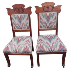 Paire de chaises édouardiennes Eastlake tapissées d'acajou sculpté, vers les années 1920