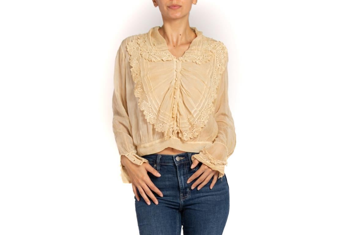 Ecrufarbene Voile-Bluse aus Bio-Baumwolle im edwardianischen Stil mit handgeschliffenem Besatz im Angebot 2