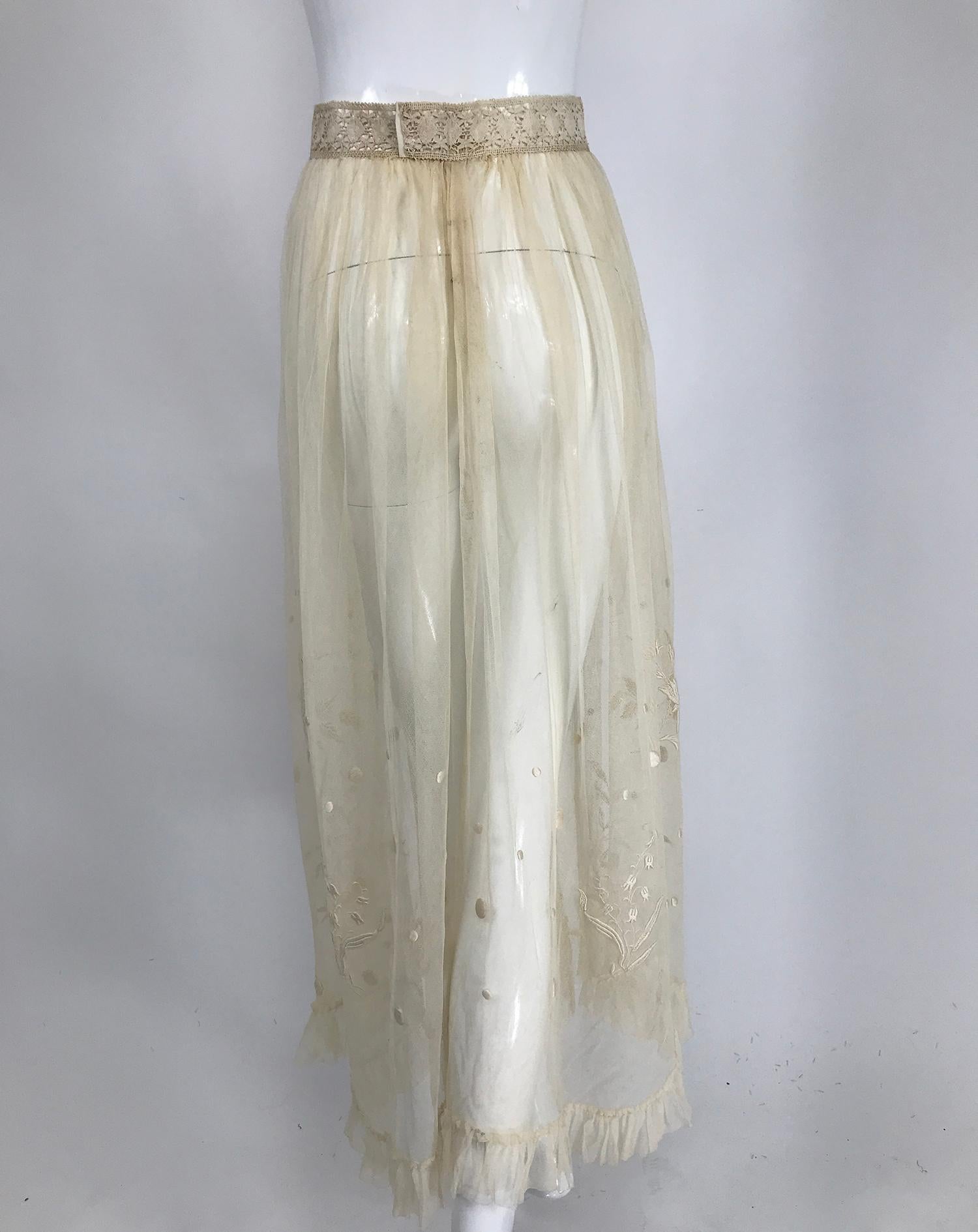 Edwardian Ecru Satin Stitch Embroidered Tulle Skirt 1900s In Excellent Condition For Sale In West Palm Beach, FL
