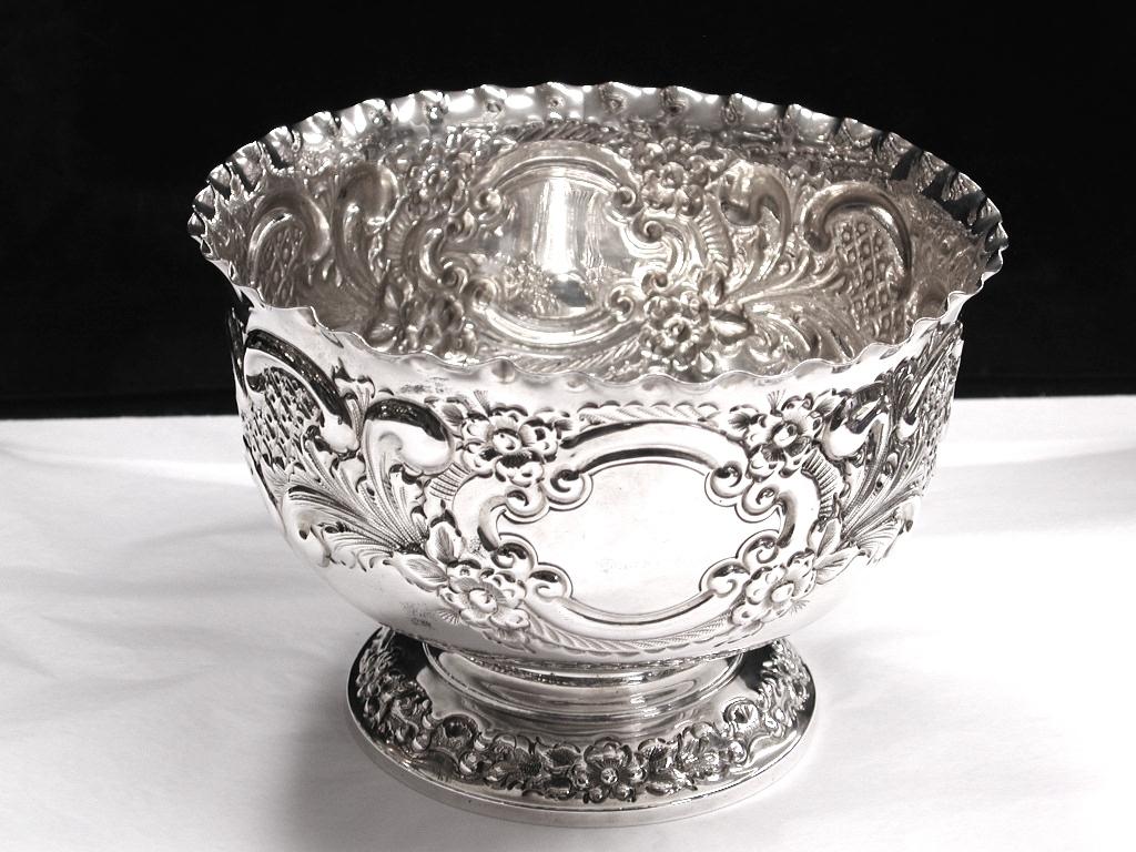 Edwardian Embossed Silver Rose Bowl, 1908 In Good Condition In London, GB