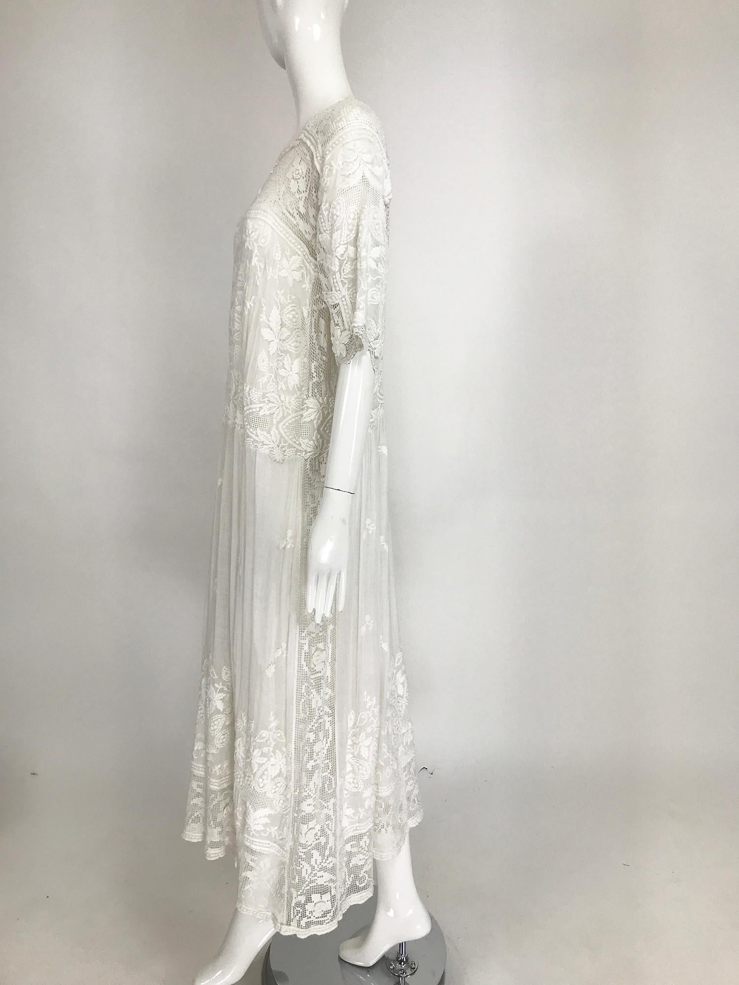 Handgefertigtes, besticktes und appliziertes weißes Batiste- und Filet-Spitze-Kleid im Edwardian-Stil 7