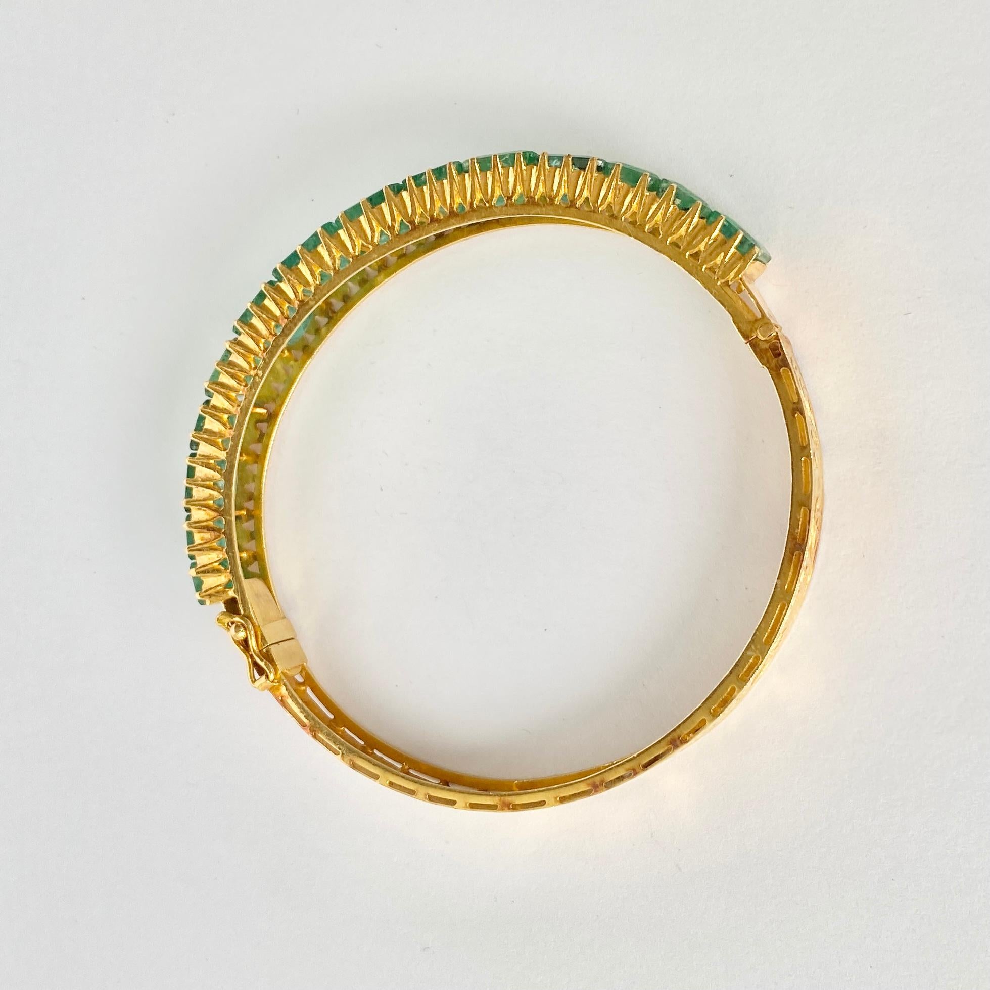 Armreif aus edwardianischem Smaragd und 18 Karat Gold (Smaragdschliff)