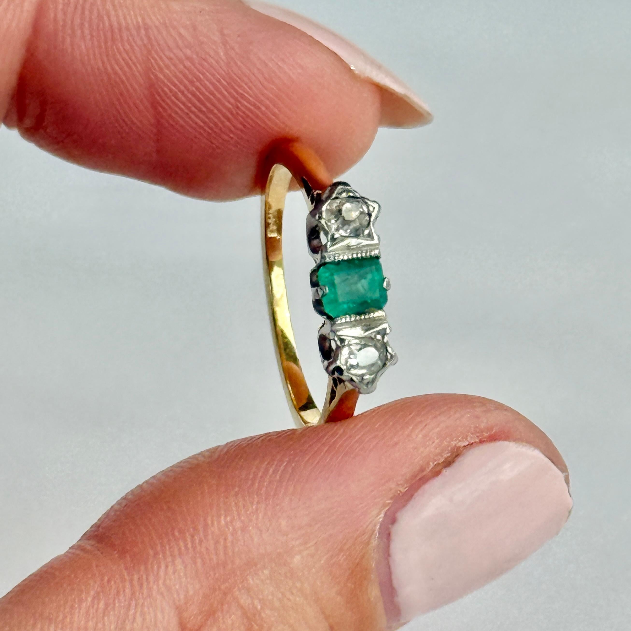 Der zentrale Smaragd ist so hell und schön und misst ca. 25pts. Auf beiden Seiten befinden sich zwei hell schimmernde Diamanten im Altminenschliff, die jeweils ca. 5 pt messen. Der Ring ist aus 18-karätigem Gold modelliert und die Steine sind in