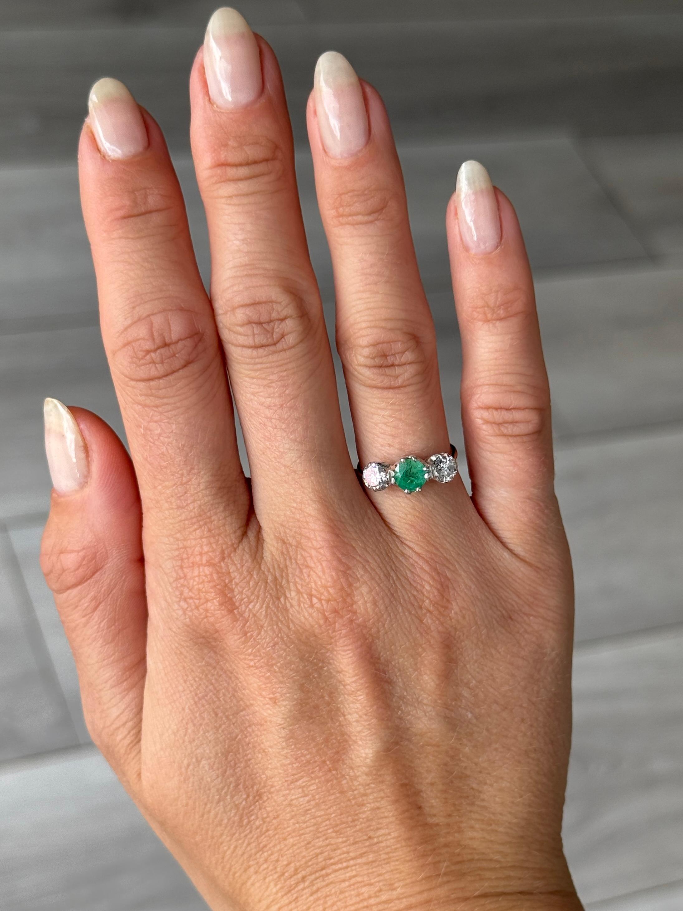 Édouardien Bague trois pierres en or 18 carats et platine, émeraude et diamant, de style édouardien en vente