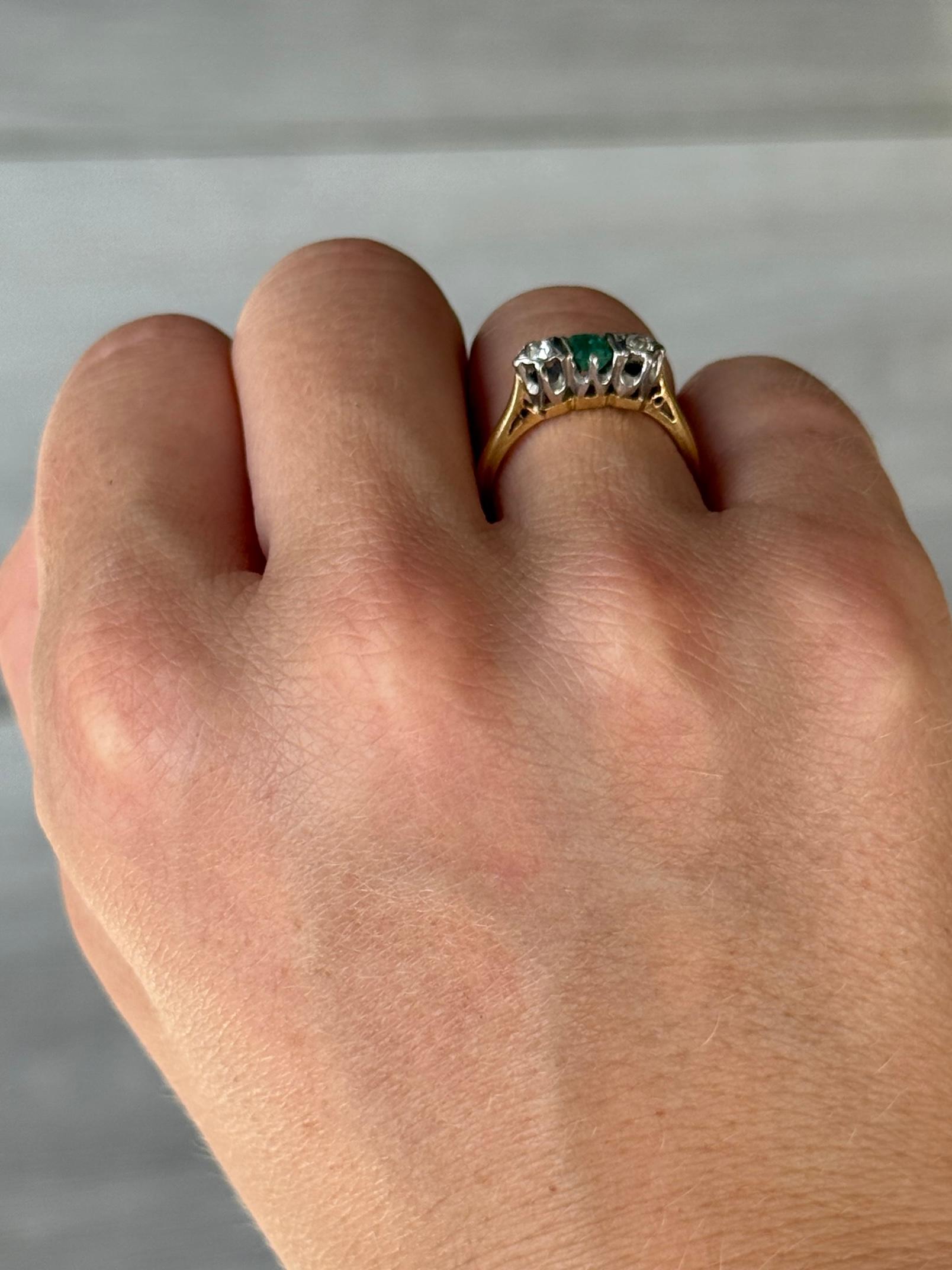 Edwardianischer Smaragd- und Diamantring aus 18 Karat Gold und Platin mit drei Steinen (Smaragdschliff) im Angebot