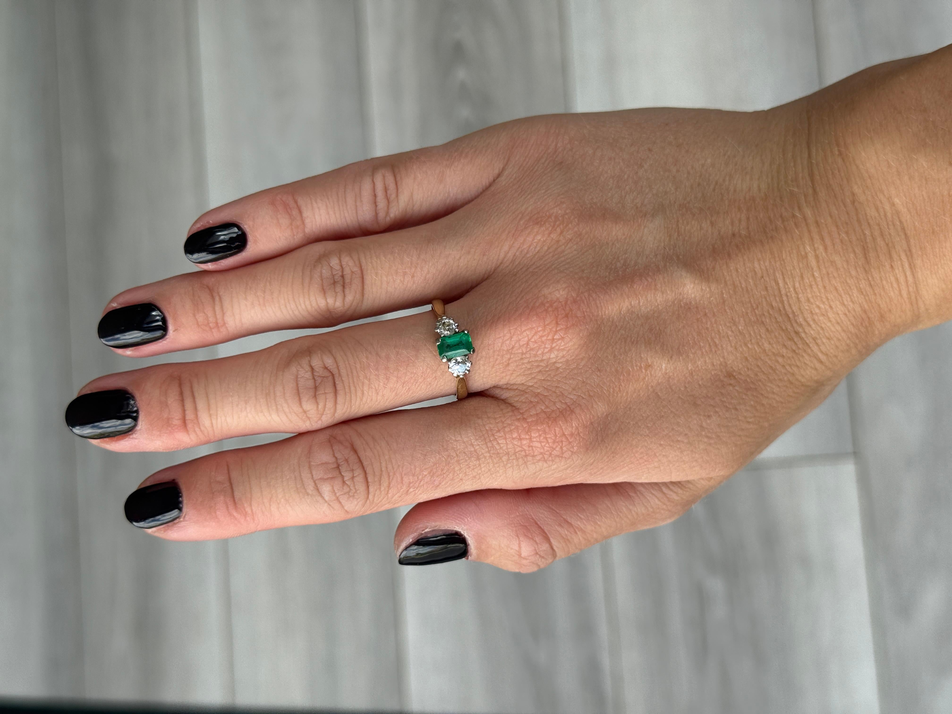 Edwardianischer Smaragd- und Diamantring aus 18 Karat Gold und Platin mit drei Steinen (Smaragdschliff) im Angebot