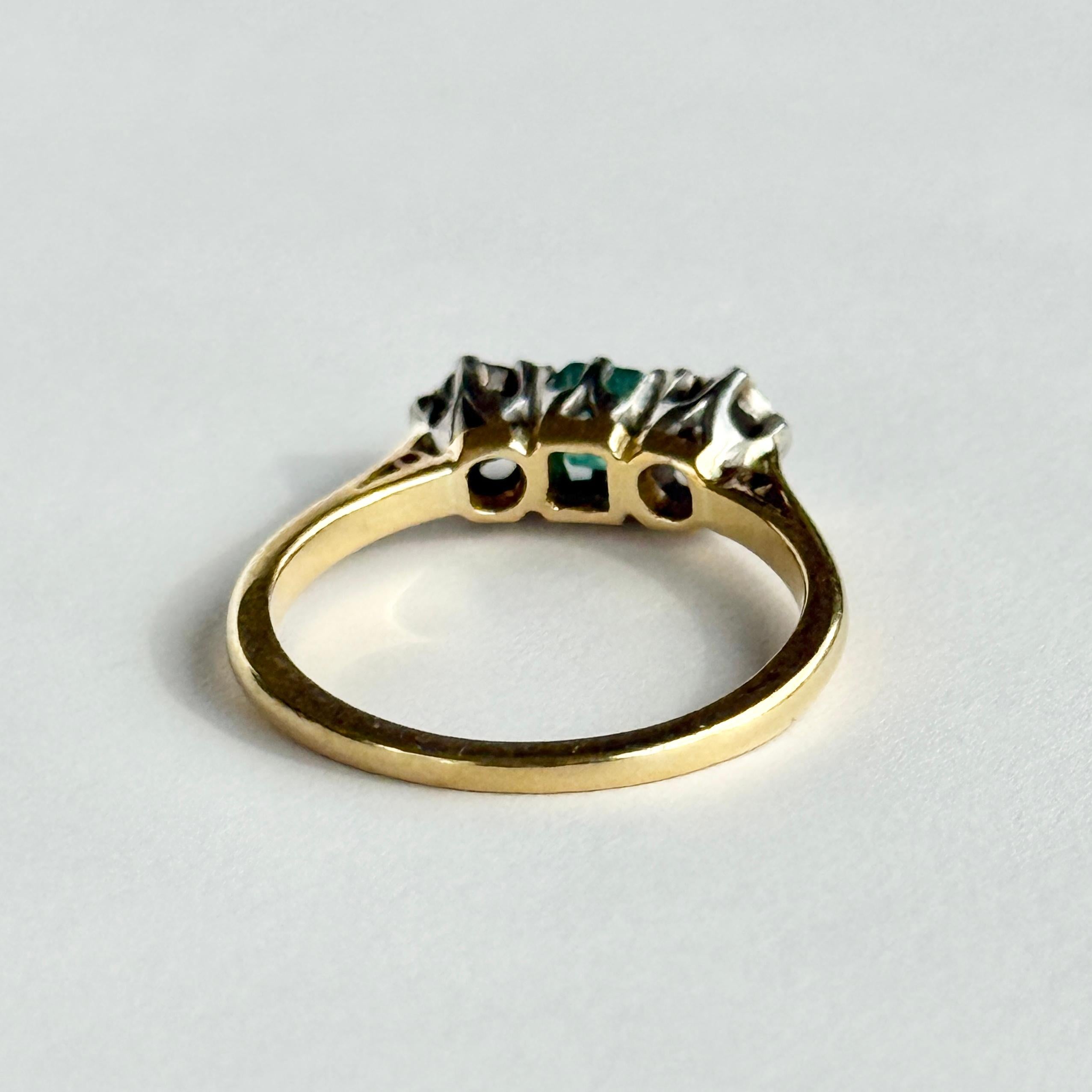 Edwardianischer Smaragd- und Diamantring aus 18 Karat Gold und Platin mit drei Steinen im Zustand „Gut“ im Angebot in Chipping Campden, GB