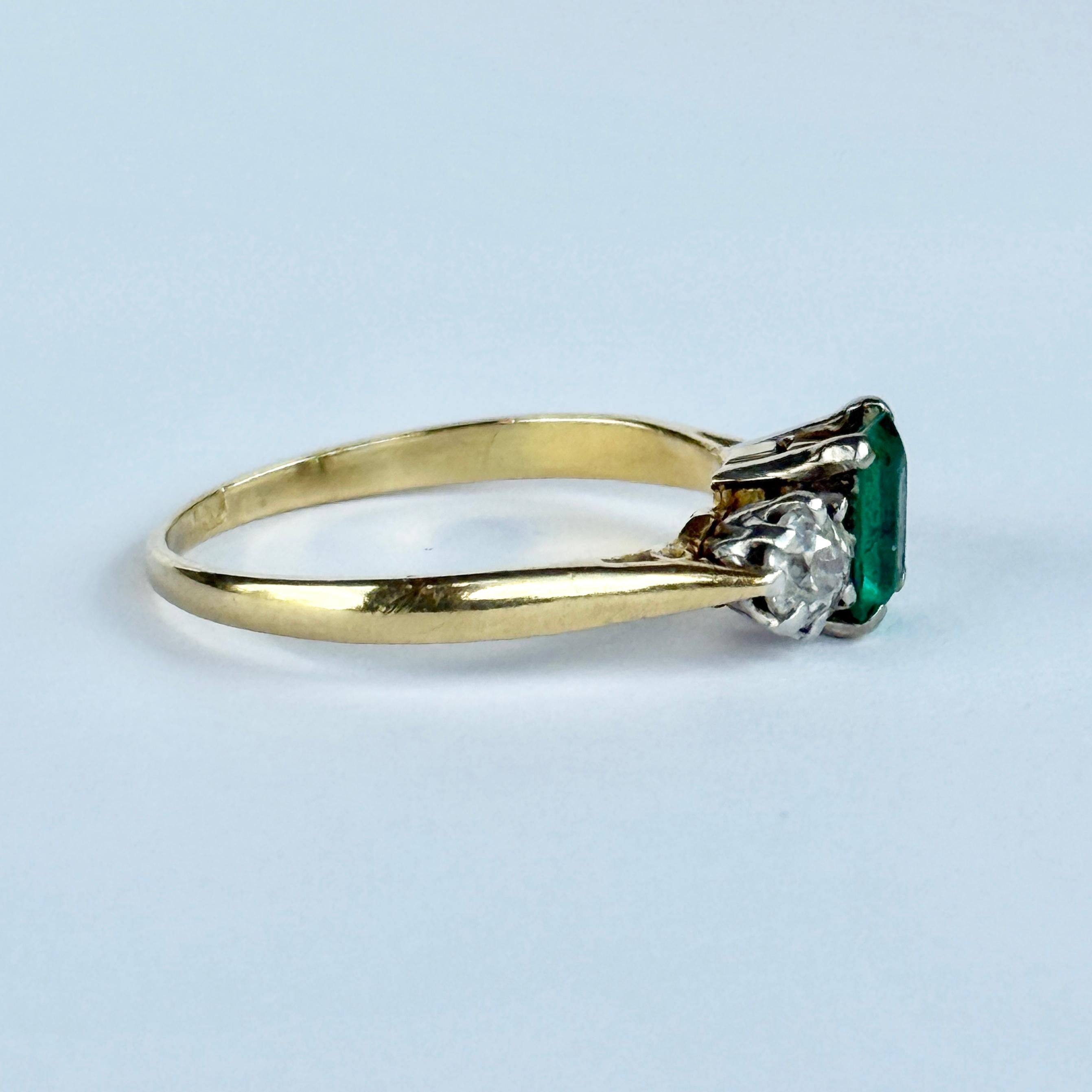 Edwardianischer Smaragd- und Diamantring aus 18 Karat Gold und Platin mit drei Steinen im Zustand „Gut“ im Angebot in Chipping Campden, GB