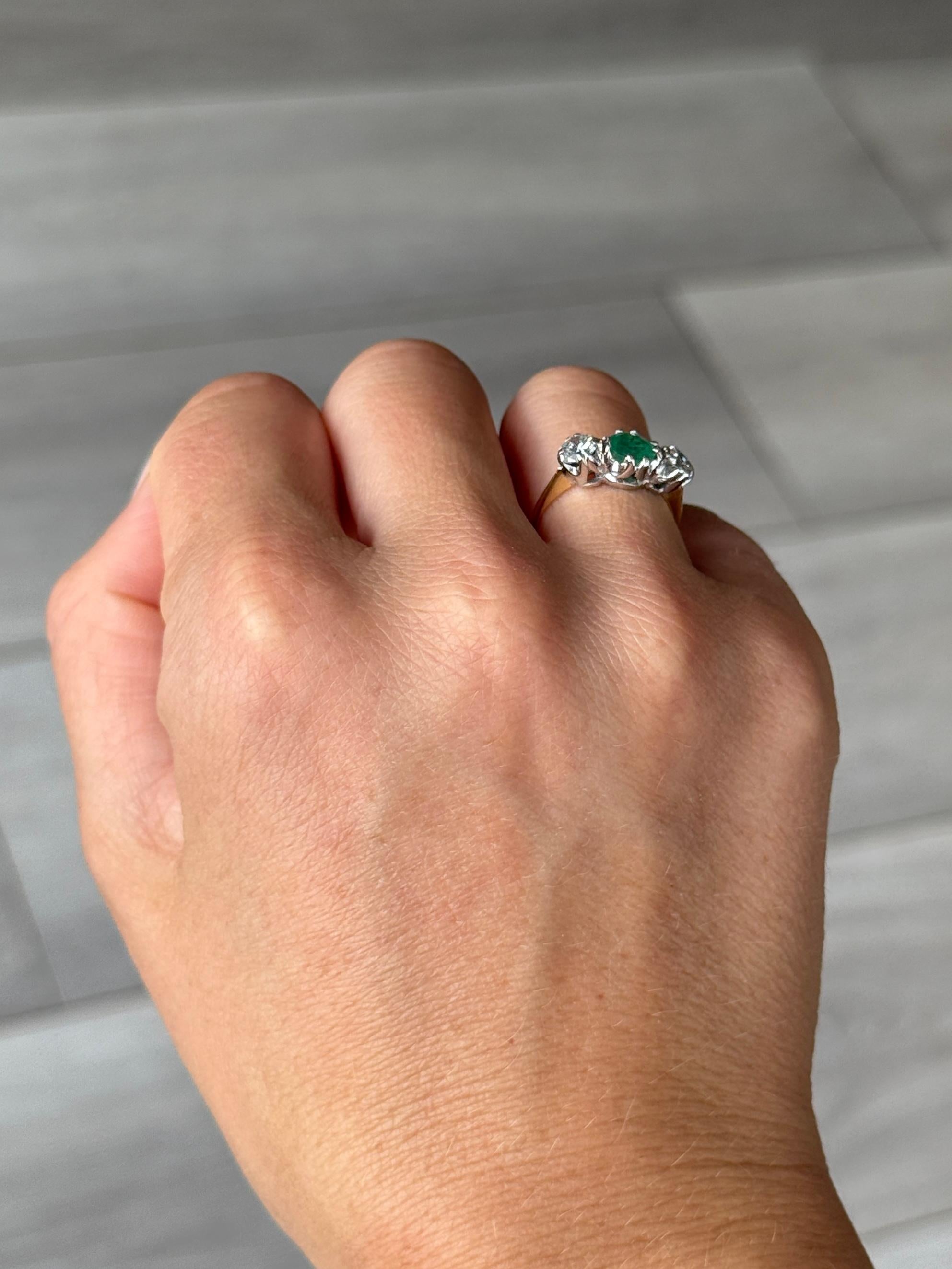 Bague trois pierres en or 18 carats et platine, émeraude et diamant, de style édouardien Bon état - En vente à Chipping Campden, GB
