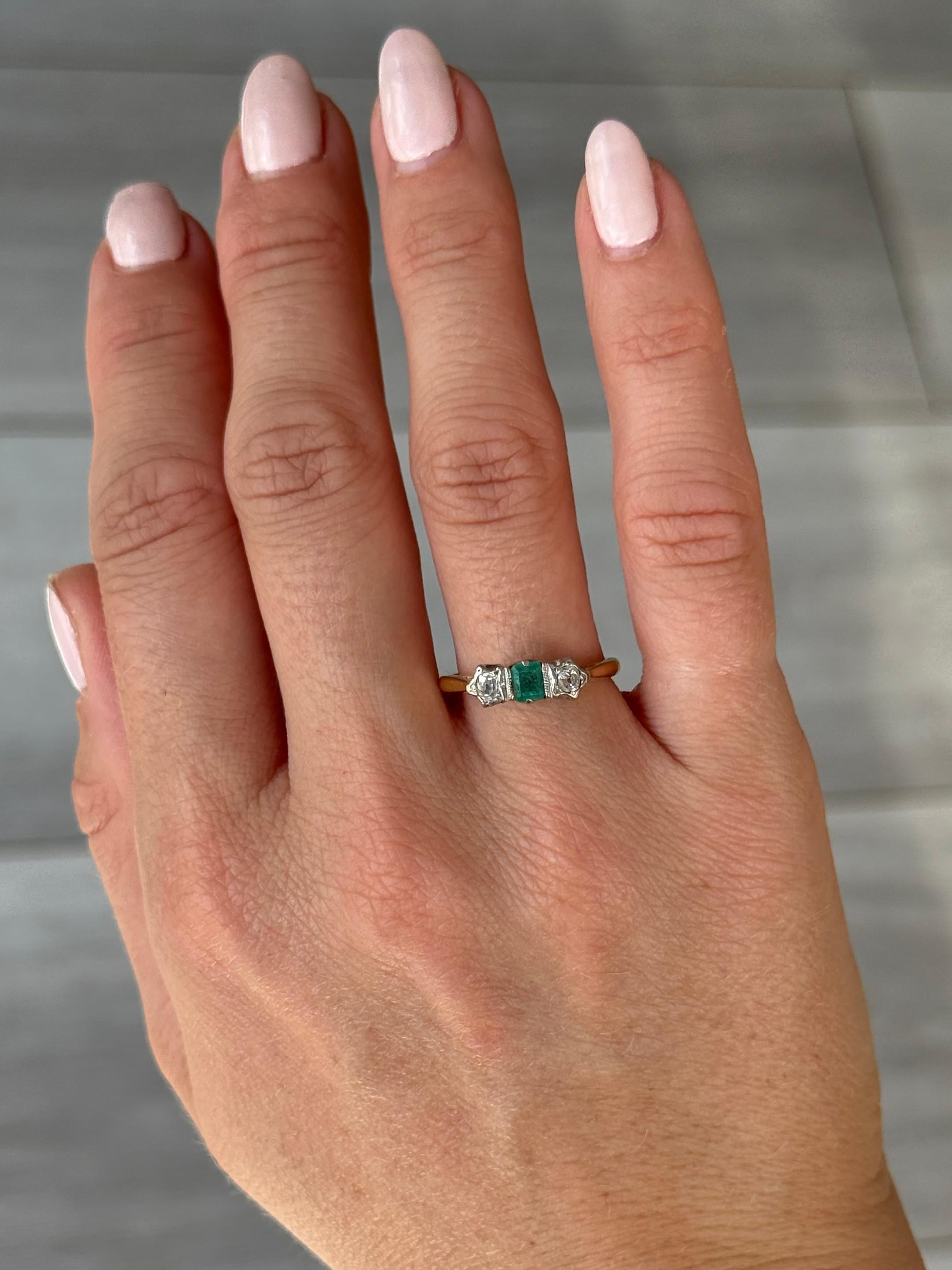 Edwardianischer Smaragd- und Diamantring aus 18 Karat Gold und Platin mit drei Steinen Damen im Angebot