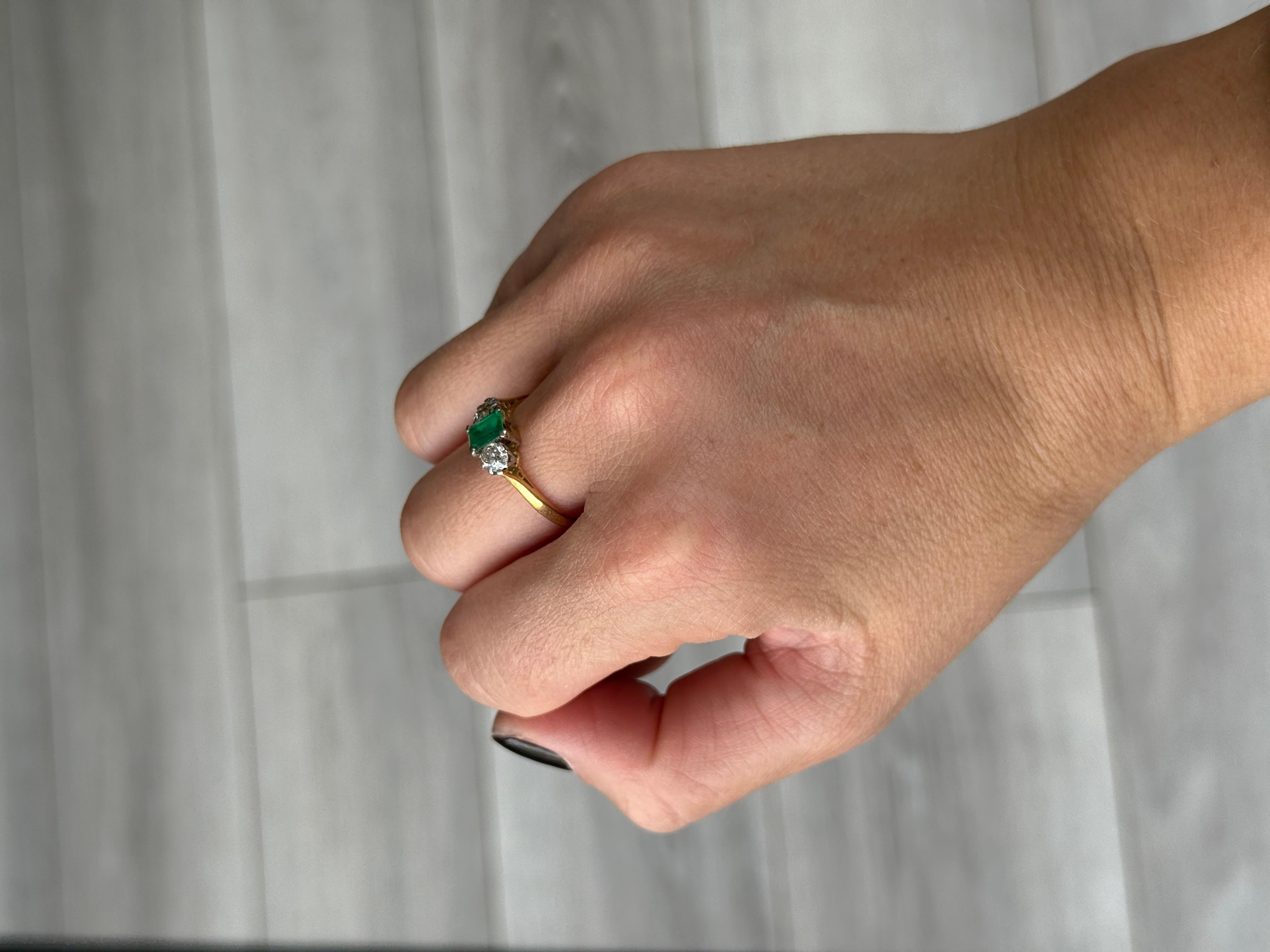 Edwardianischer Smaragd- und Diamantring aus 18 Karat Gold und Platin mit drei Steinen Damen im Angebot
