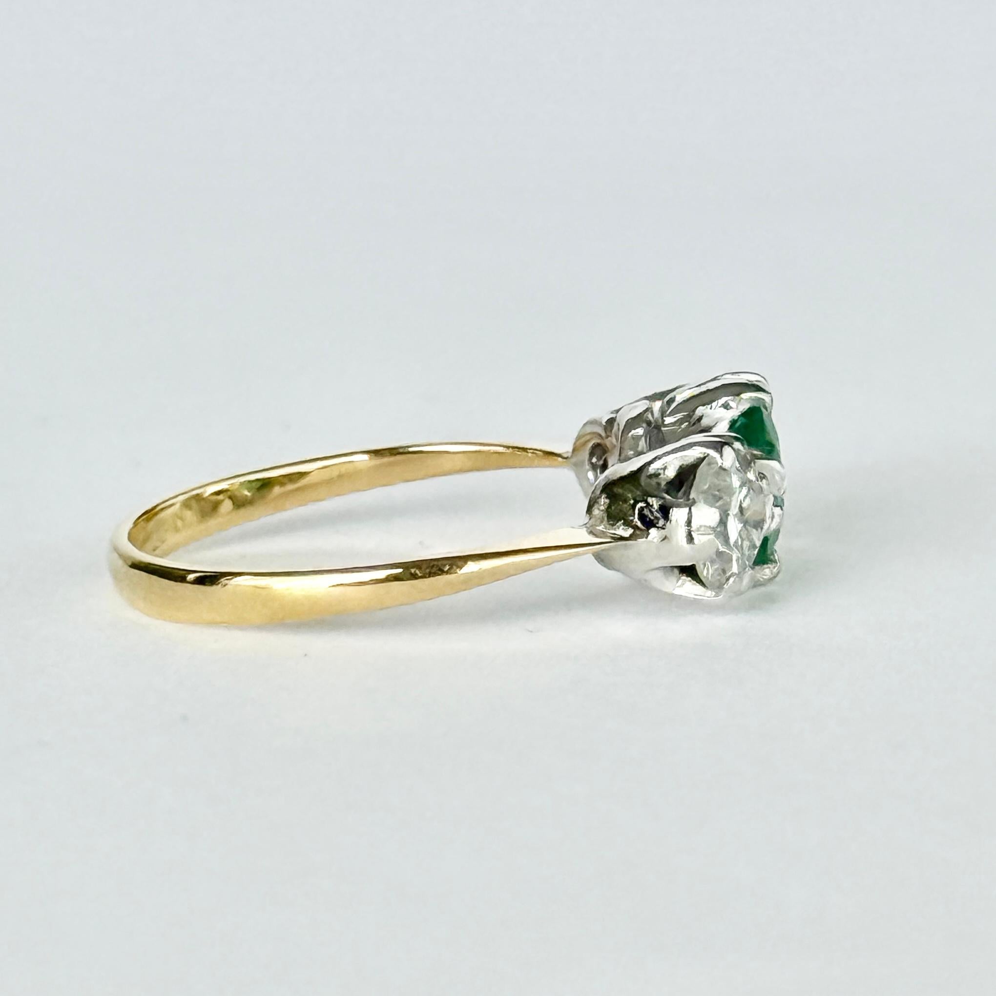 Bague trois pierres en or 18 carats et platine, émeraude et diamant, de style édouardien Pour femmes en vente