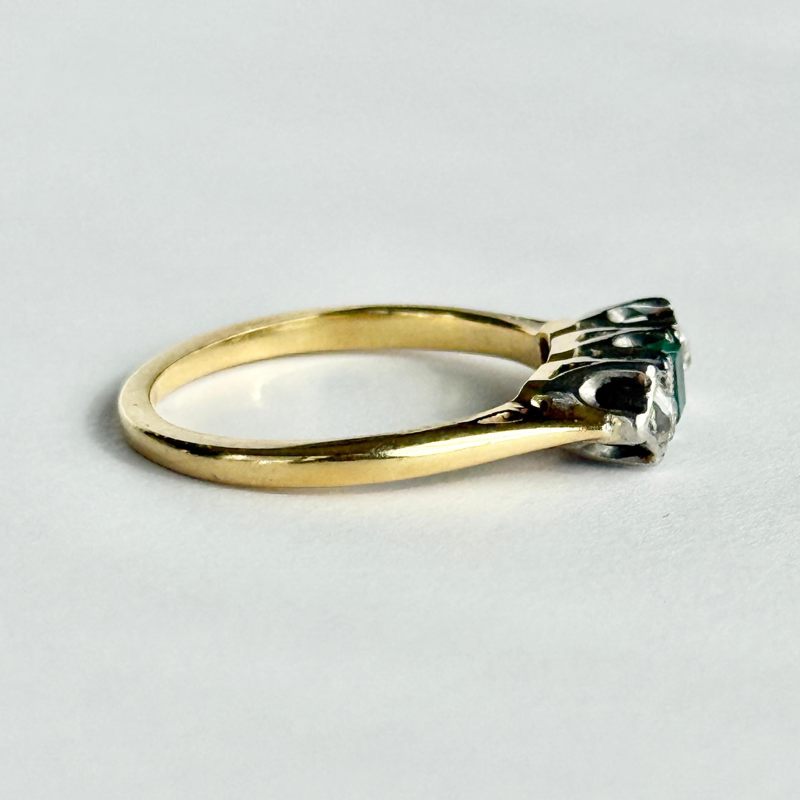 Edwardianischer Smaragd- und Diamantring aus 18 Karat Gold und Platin mit drei Steinen im Angebot 1