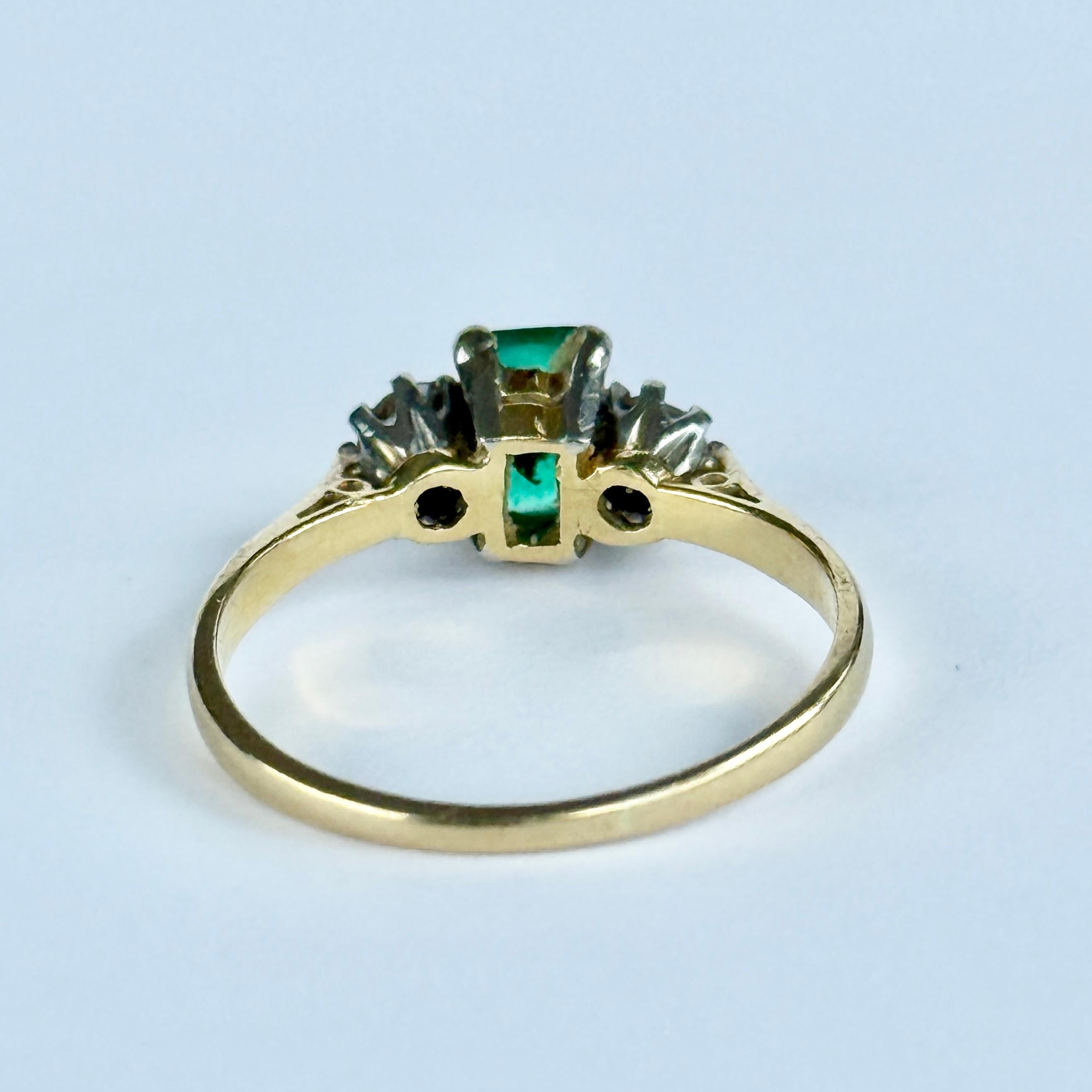 Edwardianischer Smaragd- und Diamantring aus 18 Karat Gold und Platin mit drei Steinen im Angebot 1