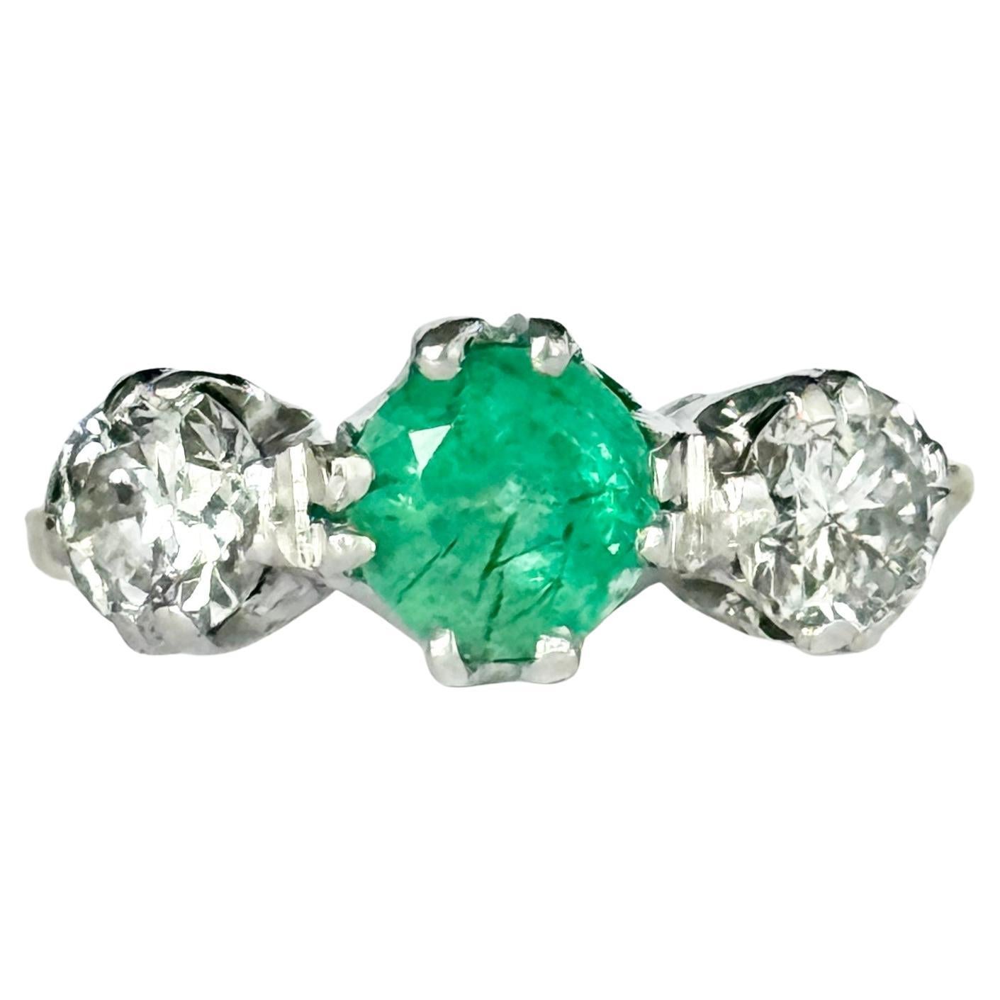Bague trois pierres en or 18 carats et platine, émeraude et diamant, de style édouardien en vente