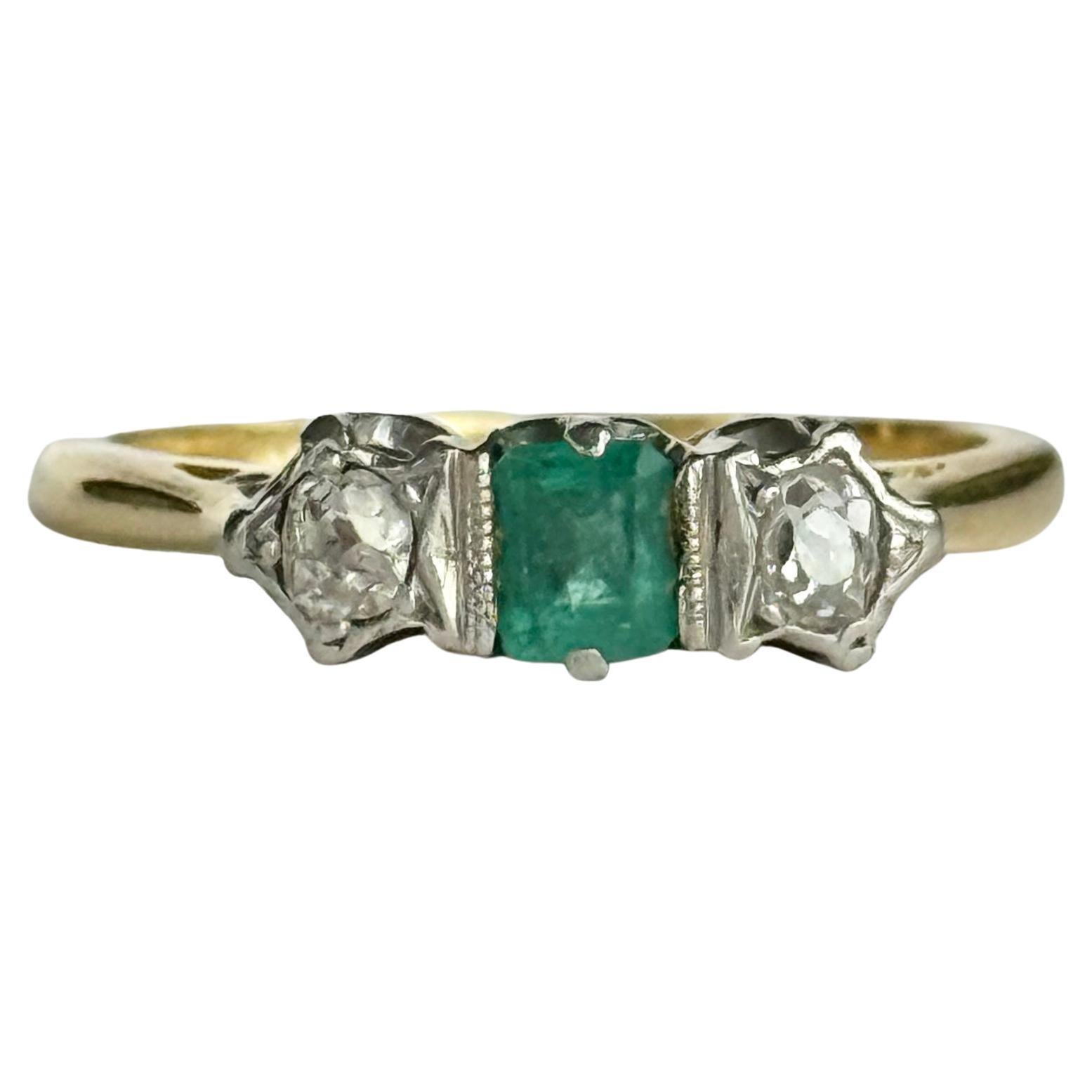 Edwardianischer Smaragd- und Diamantring aus 18 Karat Gold und Platin mit drei Steinen