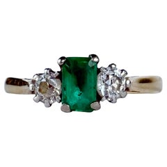Edwardianischer Smaragd- und Diamantring aus 18 Karat Gold und Platin mit drei Steinen