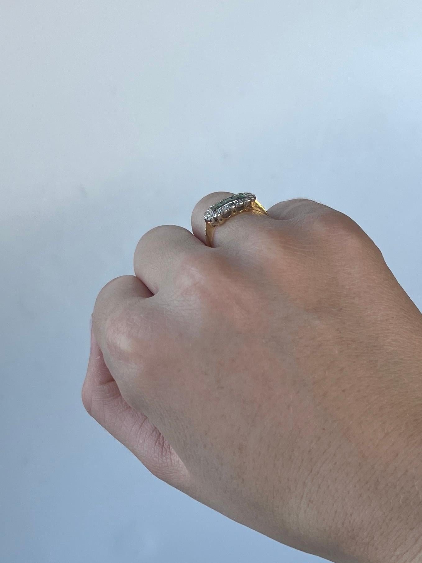Uno squisito anello a tre pietre con incastonati dei bellissimi smeraldi a taglio quadrato per un totale di 30pt. Intorno agli smeraldi brillanti c'è un'aureola di diamanti. I diamanti sono in totale 48pts e le pietre sono tutte incastonate nel
