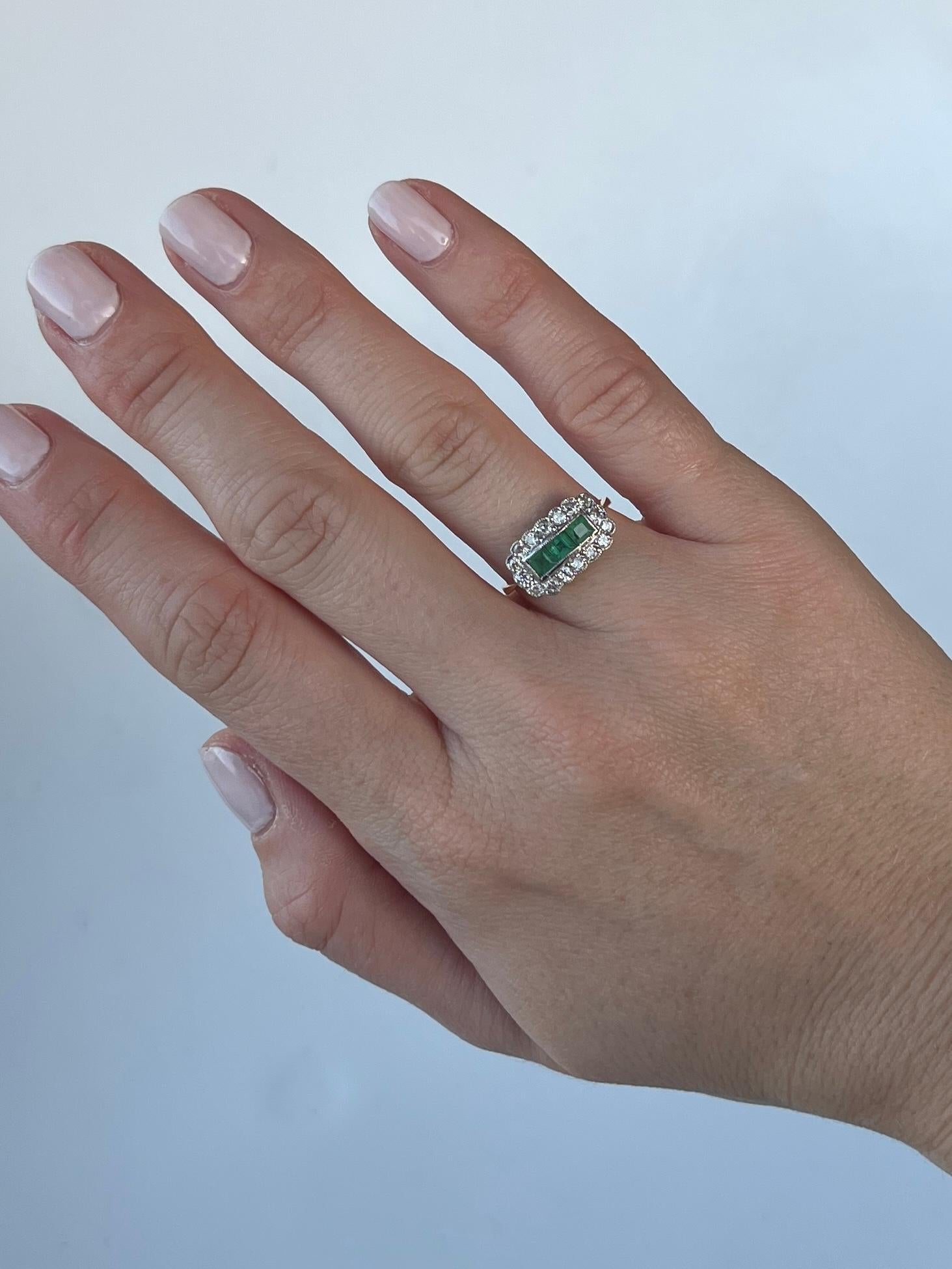 Edoardiano Anello a tre pietre con smeraldo e diamante in oro 18 carati di epoca edoardiana in vendita