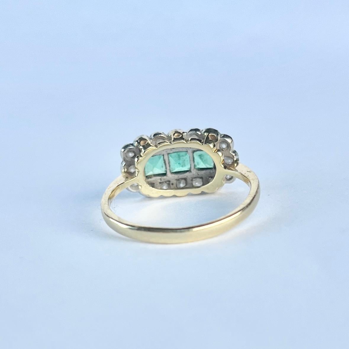 Taglio smeraldo Anello a tre pietre con smeraldo e diamante in oro 18 carati di epoca edoardiana in vendita