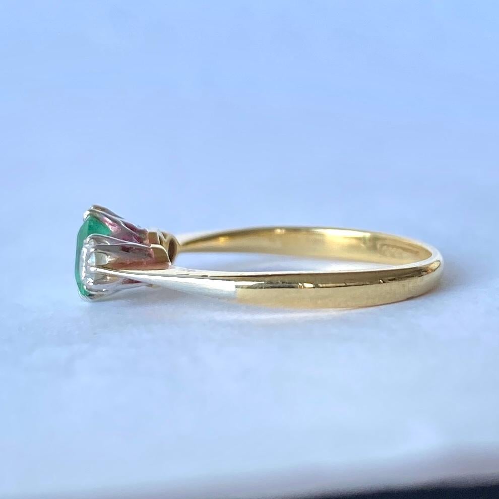 Dreisteiniger edwardianischer Smaragd- und Diamantring aus 18 Karat Gold (Art déco)