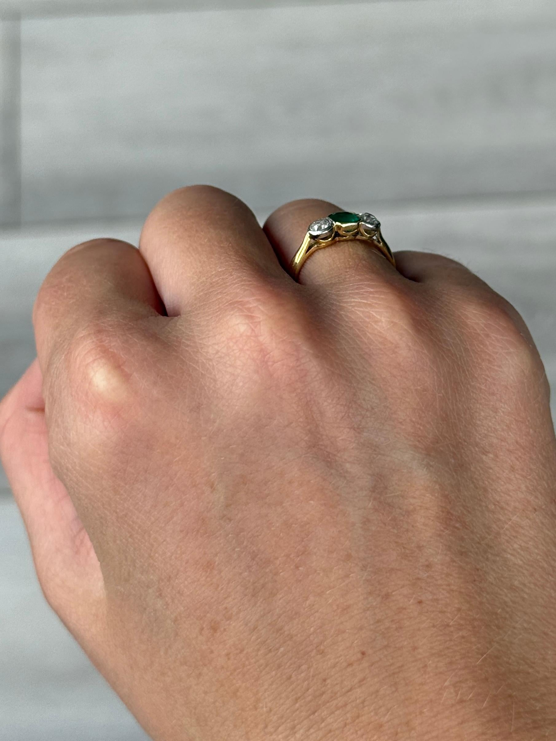 Anello a tre pietre in oro 18 carati con smeraldo e diamante di epoca edoardiana In condizioni buone in vendita a Chipping Campden, GB