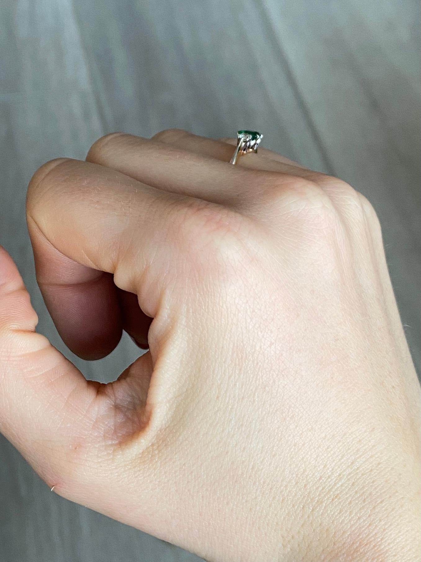 Dreisteiniger edwardianischer Smaragd- und Diamantring aus 18 Karat Gold Damen