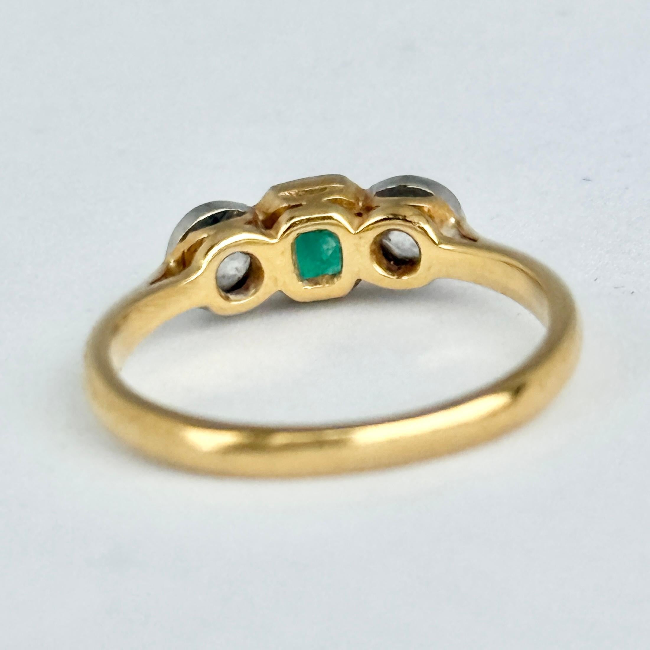 Donna Anello a tre pietre in oro 18 carati con smeraldo e diamante di epoca edoardiana in vendita