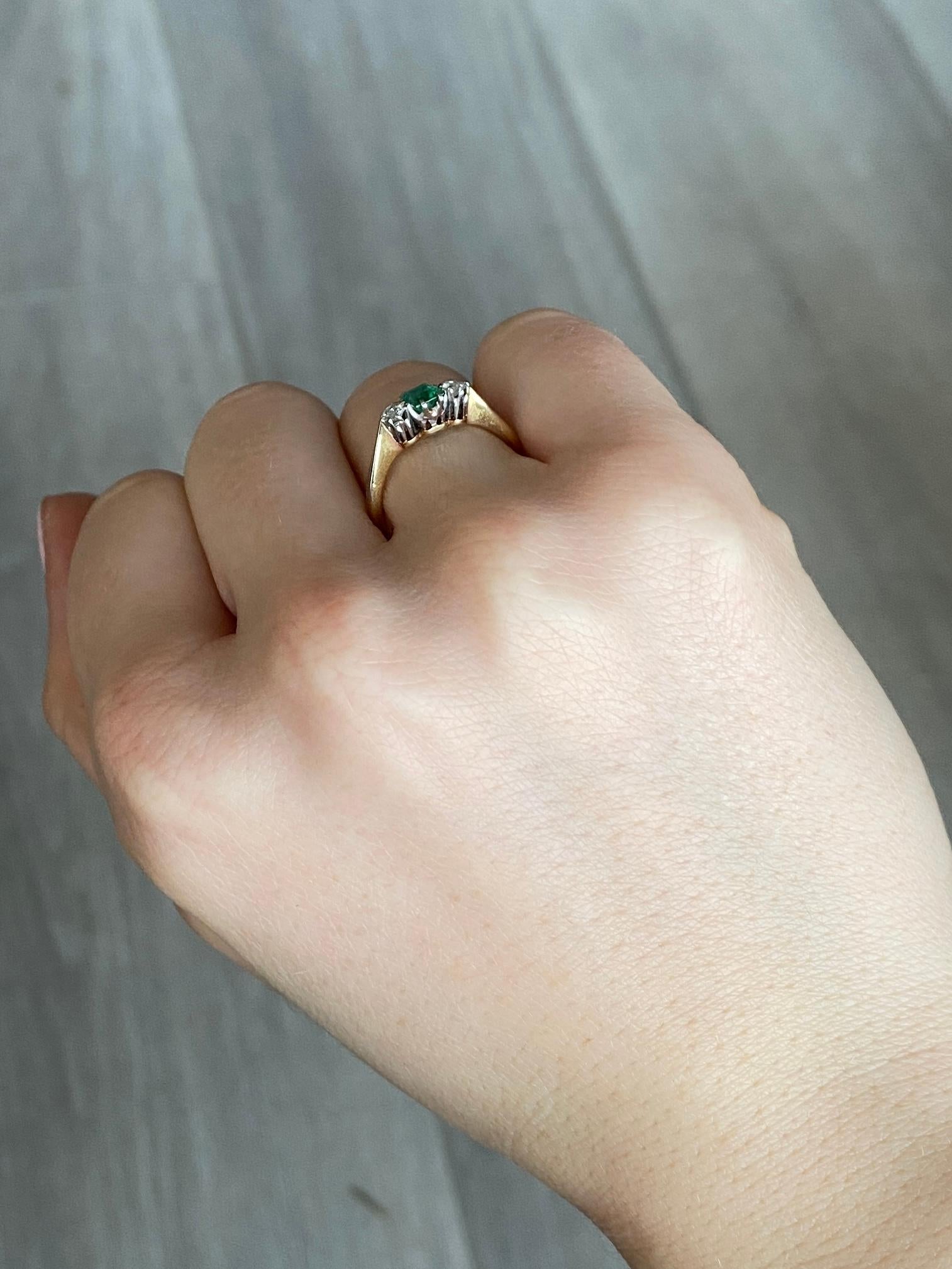 Dreisteiniger edwardianischer Smaragd- und Diamantring aus 18 Karat Gold 1