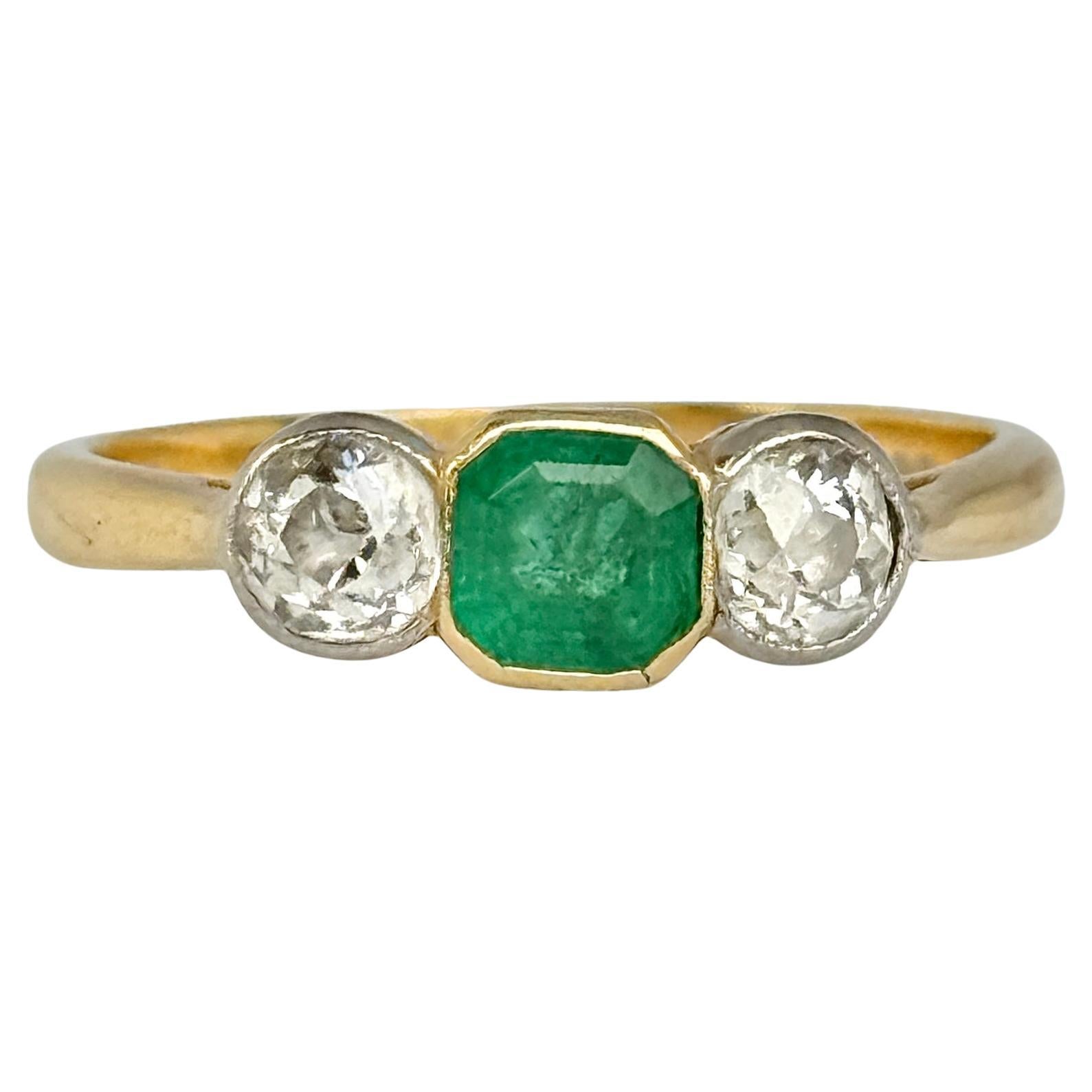 Anello a tre pietre in oro 18 carati con smeraldo e diamante di epoca edoardiana in vendita