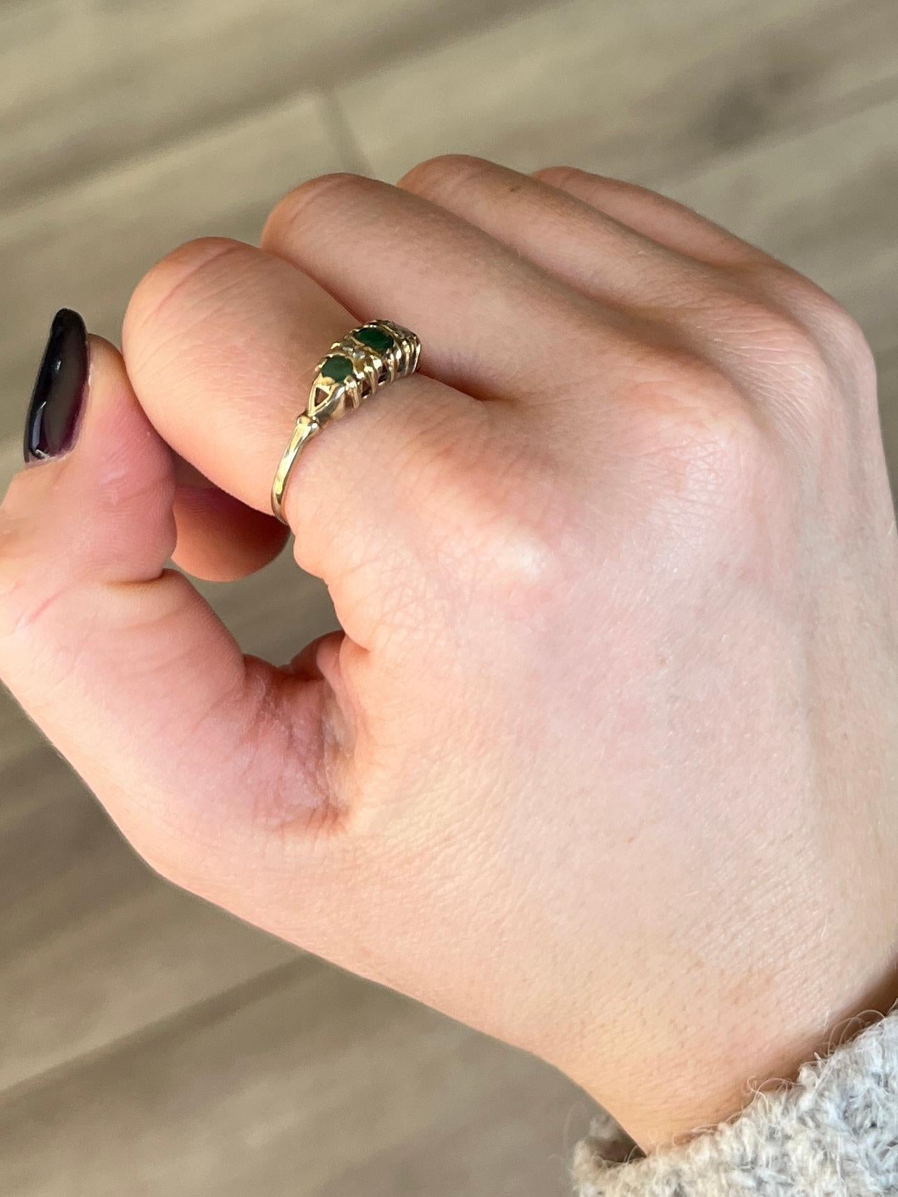 Die Smaragde in dem Ring haben eine wunderbare Farbe und dazwischen sitzen Paare von Diamantspitzen. 

Ringgröße: P 1/2 oder 8 
Höhe ohne Finger: 4mm

Gewicht: 1,6 g