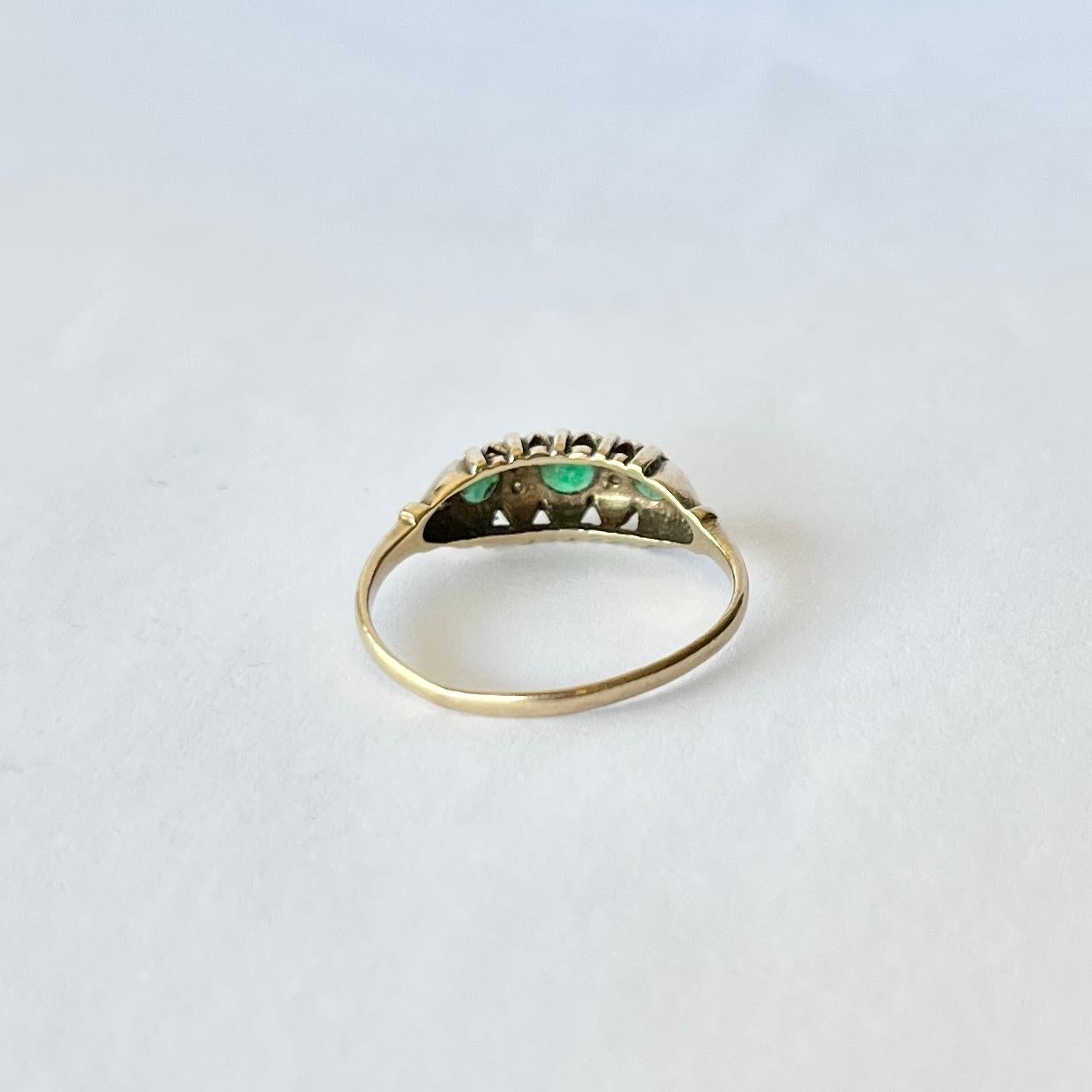 Dreisteiniger edwardianischer Smaragd- und Diamantring aus 9 Karat Gold (Alteuropäischer Schliff) im Angebot