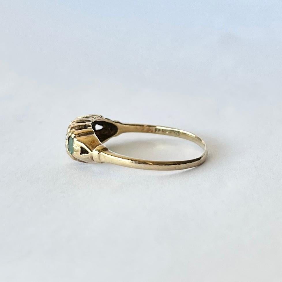 Dreisteiniger edwardianischer Smaragd- und Diamantring aus 9 Karat Gold im Zustand „Gut“ im Angebot in Chipping Campden, GB