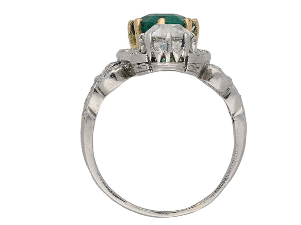 Crossover-Ring mit Smaragd und Diamant im edwardianischen Stil, um 1915 (Edwardian) im Angebot