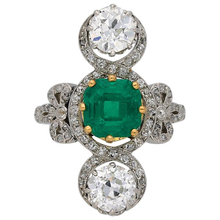Crossover-Ring mit Smaragd und Diamant im edwardianischen Stil, um 1915