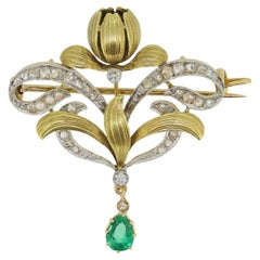 Broche eduardiano con gota de esmeralda y diamantes