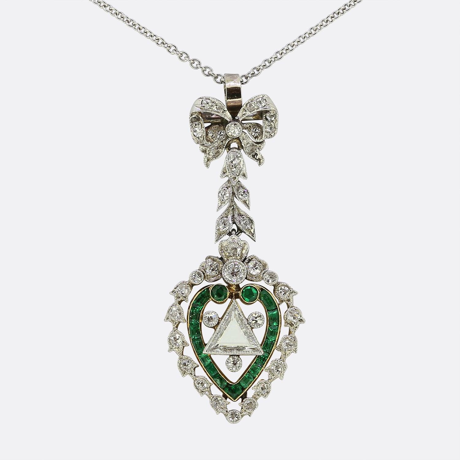 Edoardiano Collana con ciondolo a forma di cuore in smeraldo e diamanti di epoca edoardiana in vendita
