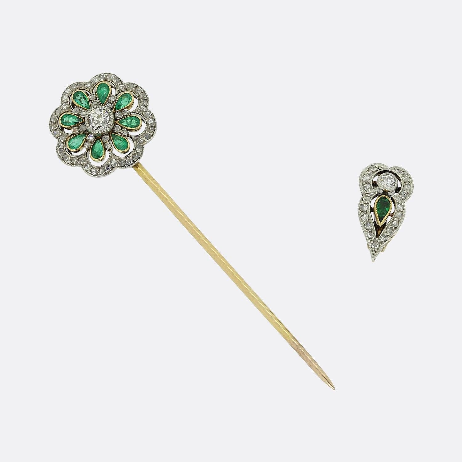 Jabot-Anstecknadel aus edwardianischem Smaragd und Diamant (Alteuropäischer Brillantschliff) im Angebot