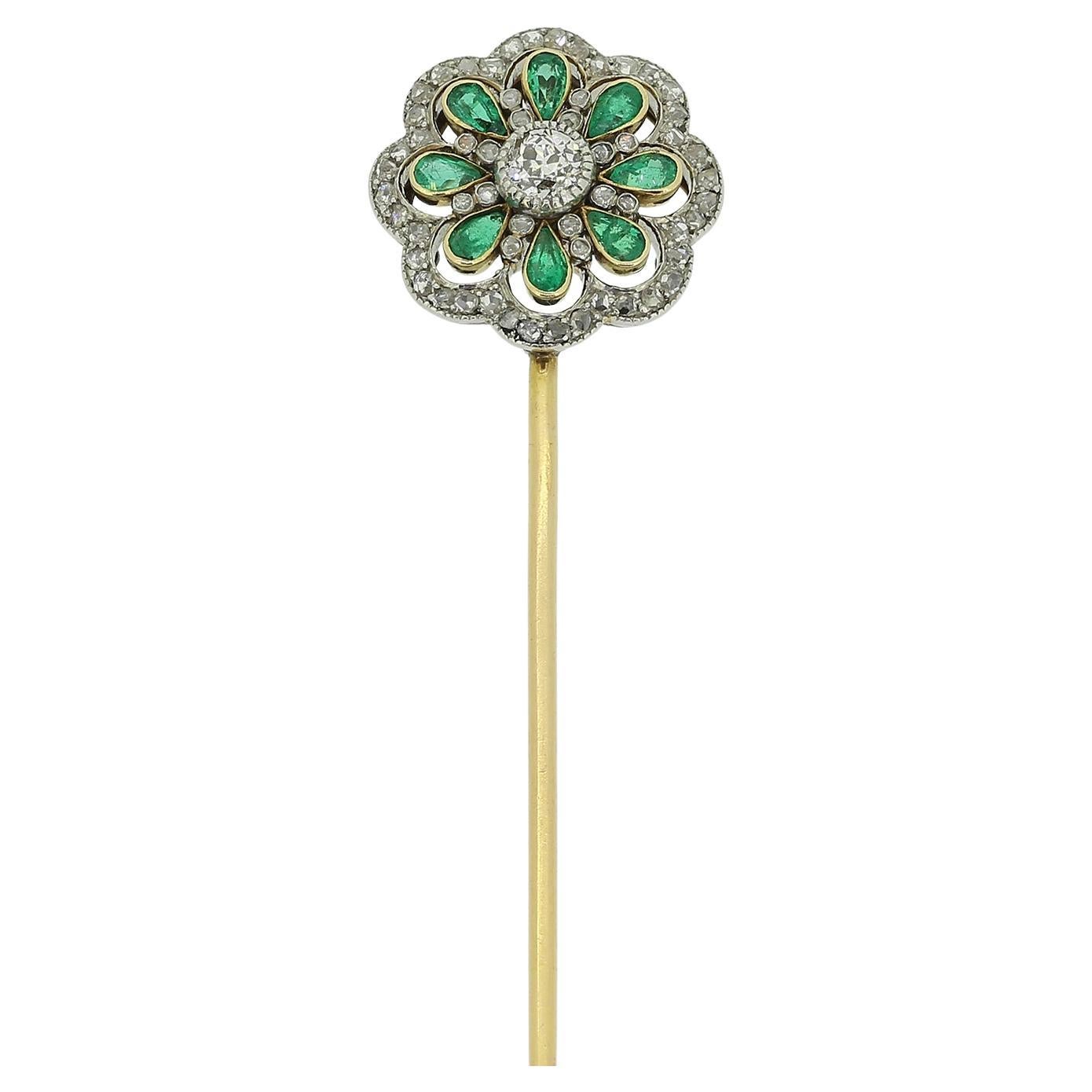 Jabot-Anstecknadel aus edwardianischem Smaragd und Diamant im Angebot