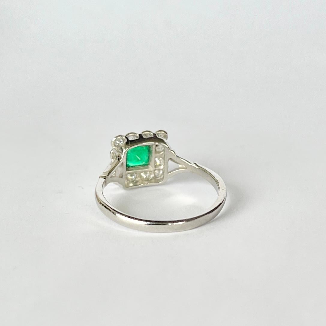 Platin-Paneel-Cluster-Ring, Edwardianischer Smaragd und Diamant im Zustand „Gut“ in Chipping Campden, GB