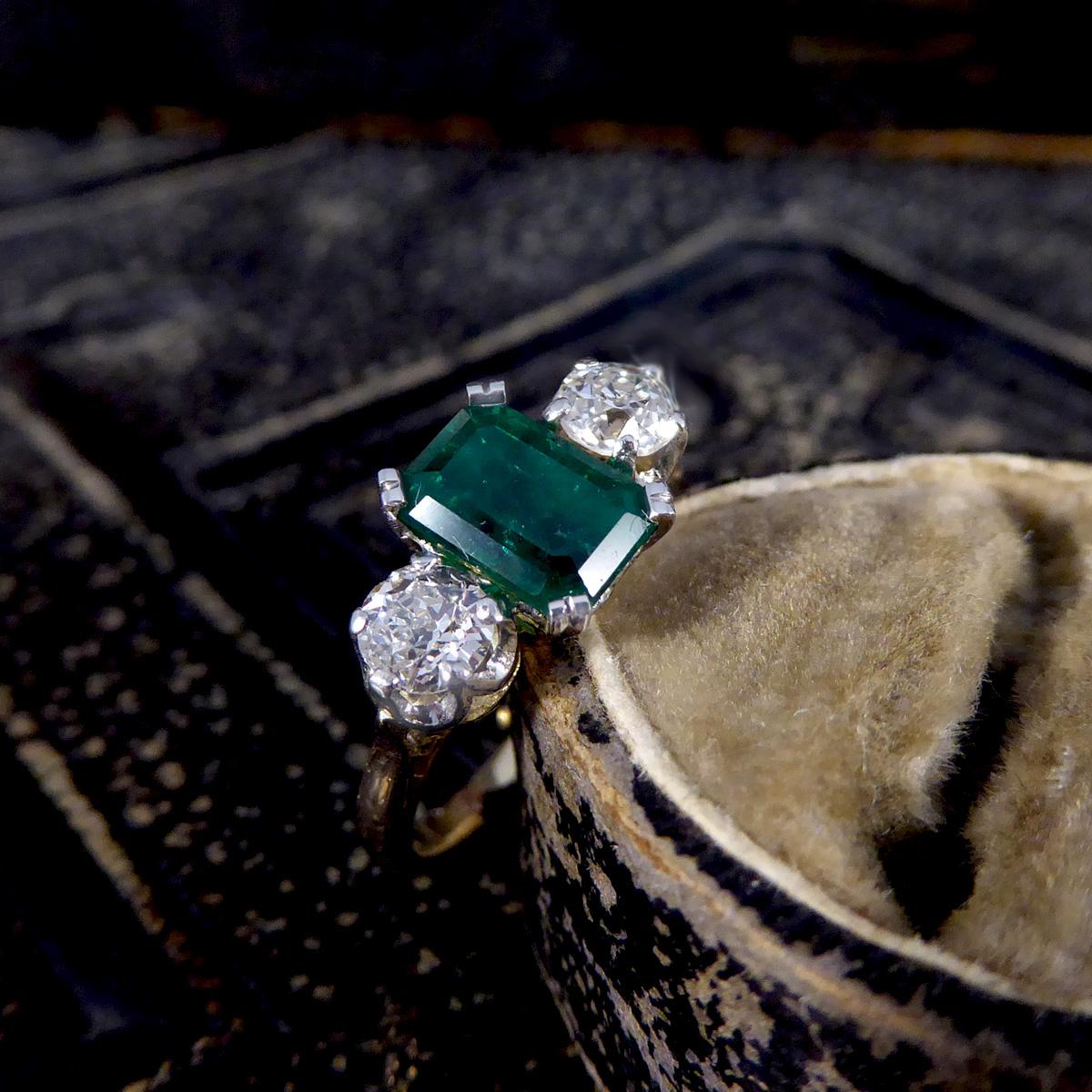 Edwardianischer Ring mit drei Steinen aus 18 Karat Gelbgold und Platin mit Smaragd und Diamant 5