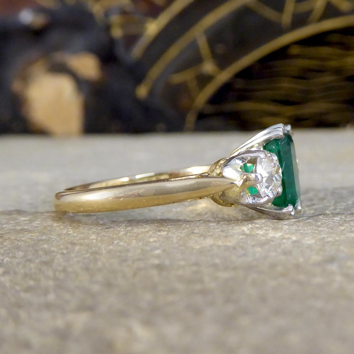 Edwardianischer Ring mit drei Steinen aus 18 Karat Gelbgold und Platin mit Smaragd und Diamant (Smaragdschliff)